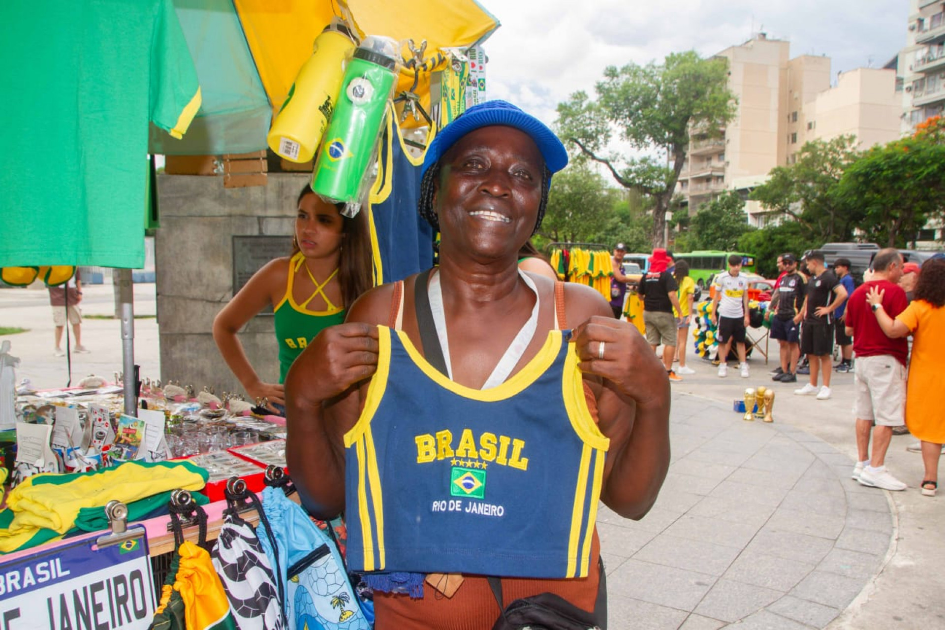 Rita de Cássia vende seus produtos nas proximidades do Maracanã - Érica Martin / Agência O Dia