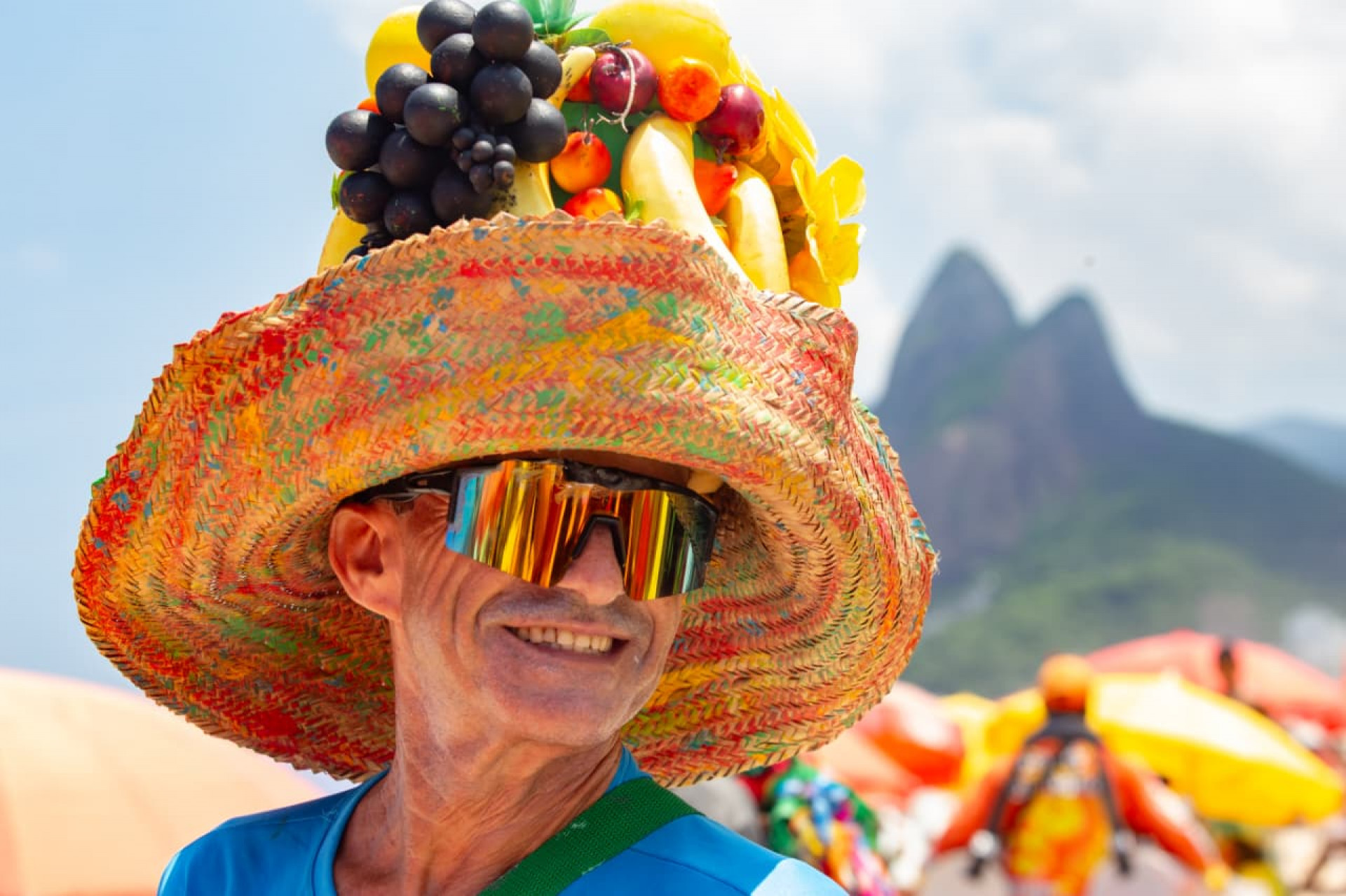 Val da Salada de Frutas se tornou figurinha carimbada na Praia de Ipanema - Érica Martin / Agência O Dia