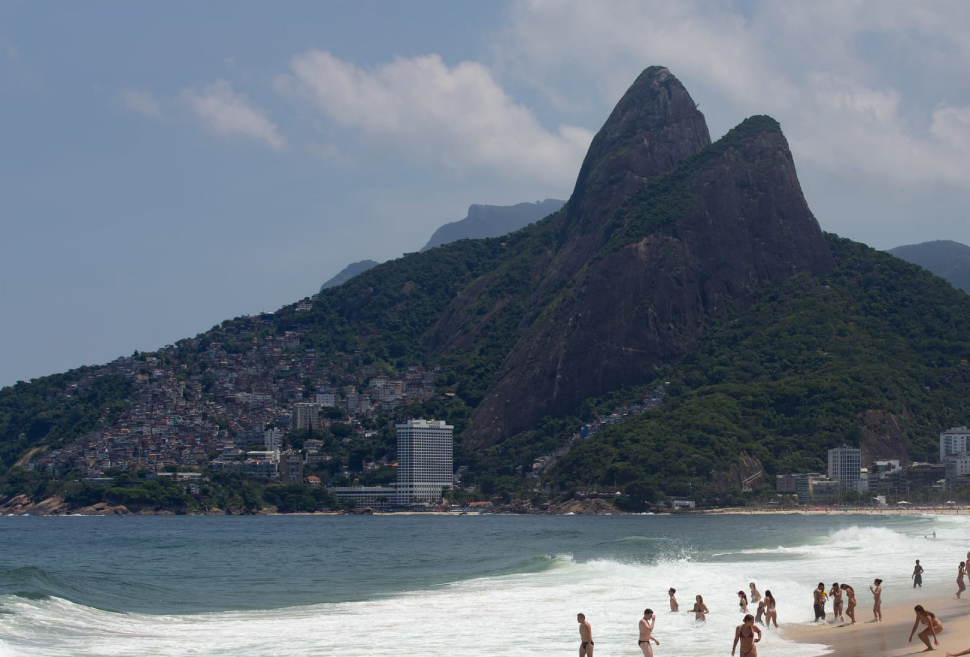 Cariocas e turistas aproveitam a Praia de Ipanema - Érica Martin / Agência O Dia