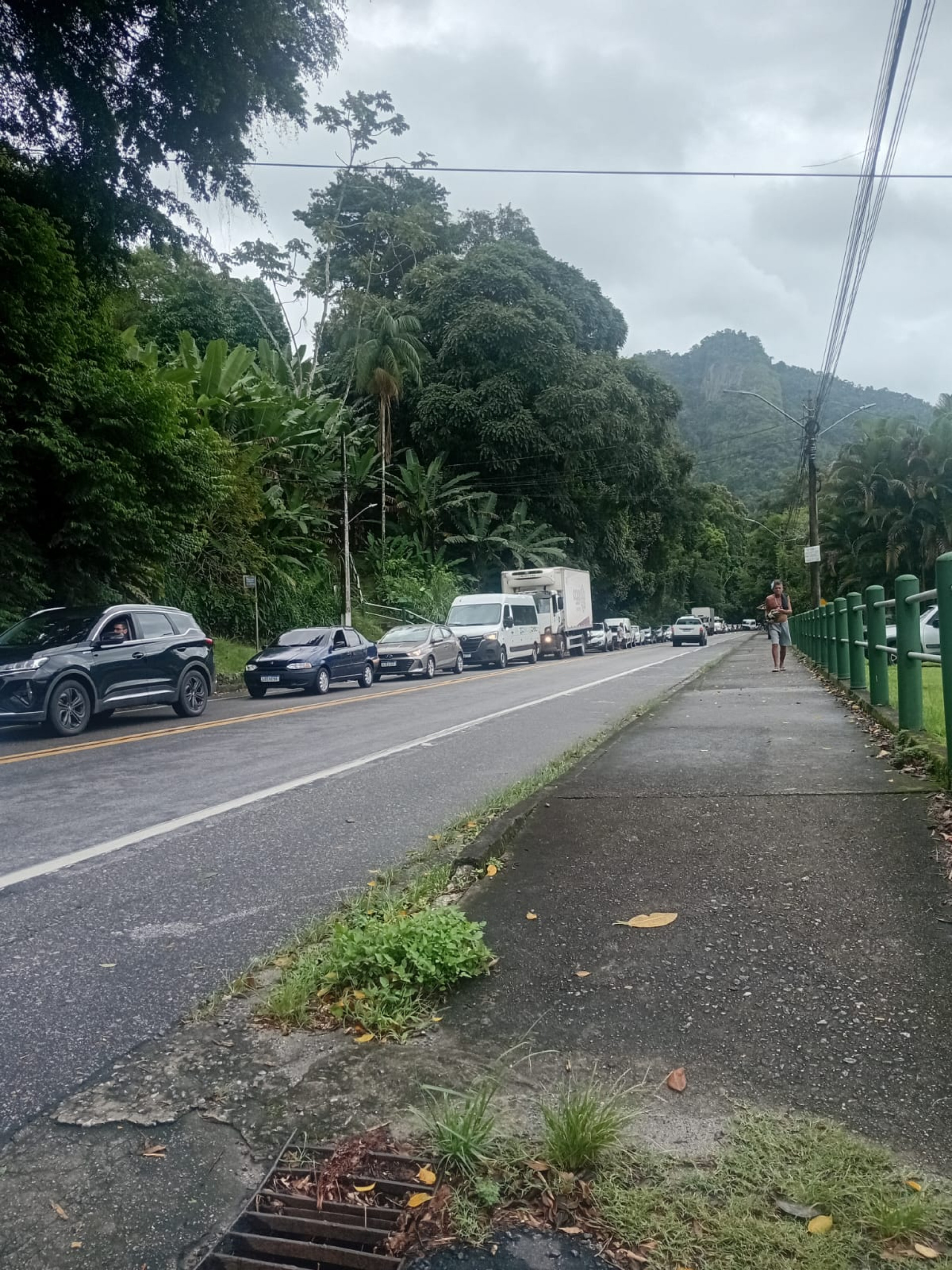 Rio-Santos sentido Rio fechada em Angra dos Reis