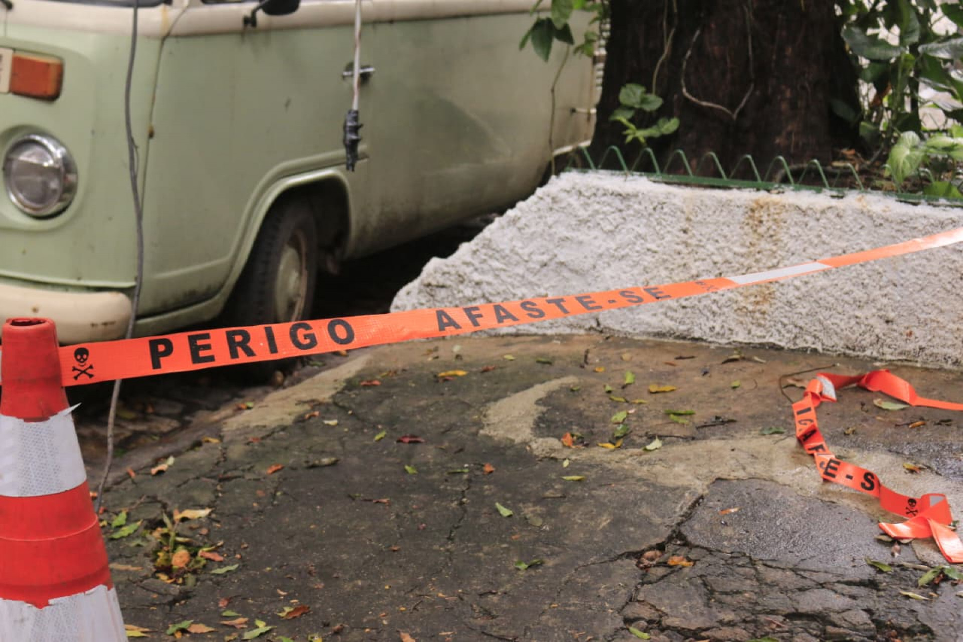 Árvore caiu na Rua Sílvio Romero e atingiu carros estacionados - Carlos Eliais/Agência O DIA
