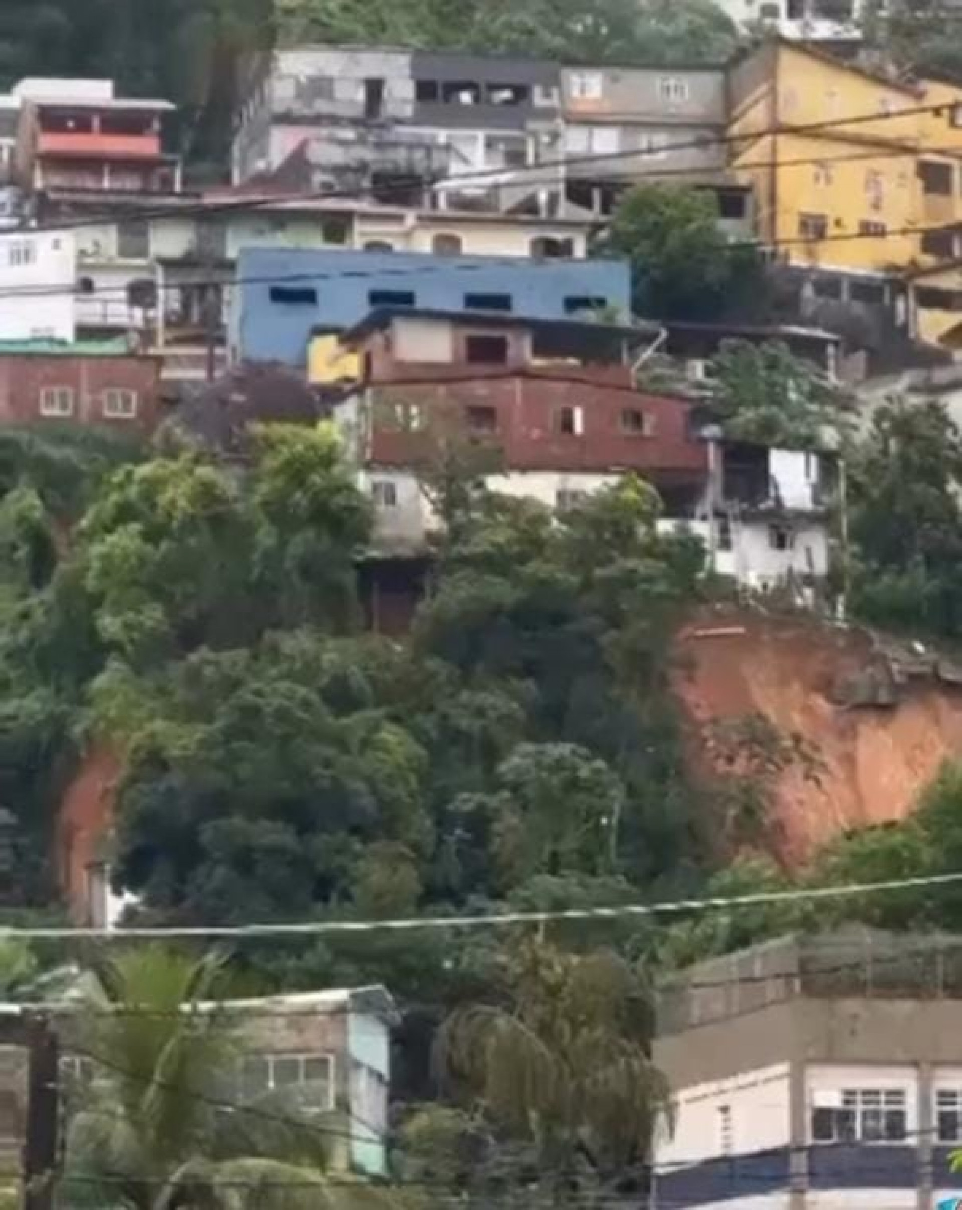 Bairro Parque das Palmeiras ponto de deslizamento de terra atr&aacute;s da escola municipal J&uacute;lio Larangeira - Divulga&ccedil;&atilde;o