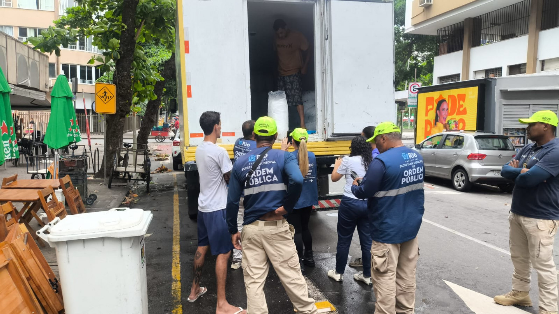 Blitz em Ipanema descarta 3,5 toneladas de gelo clandestino - Divulgação / SEOP