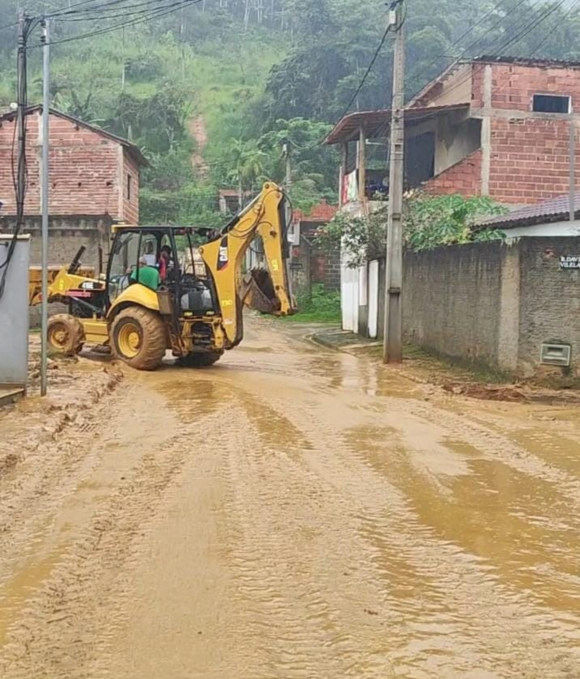 M&aacute;quinas removem lama das ruas inundadas pela &aacute;gua - Divulga&ccedil;&atilde;o/PMP