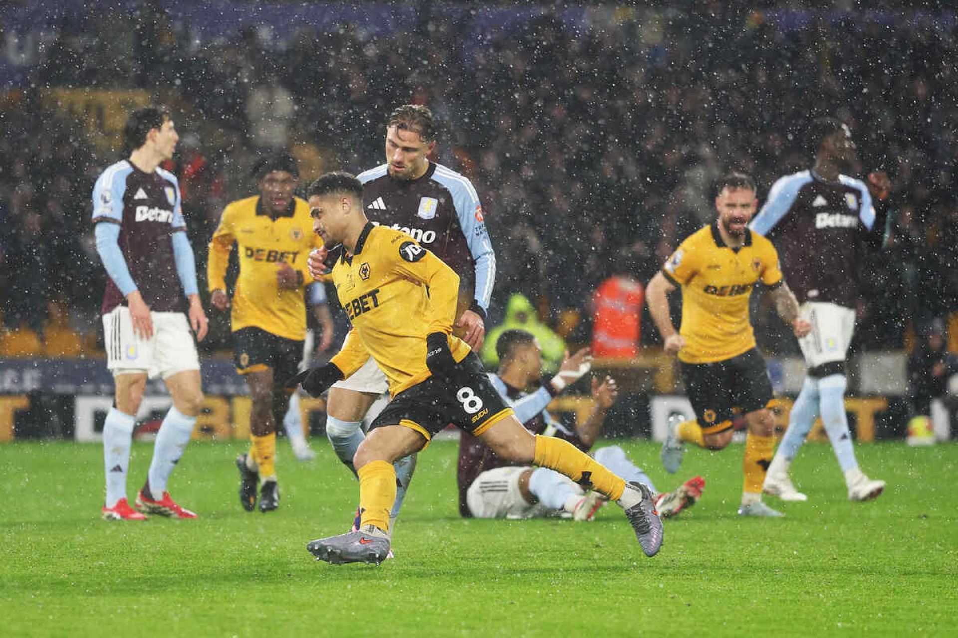 Jo&atilde;o Gomes marca, Wolverhampton bate Aston Villa e segue vivo na Premier League