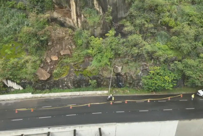 Deslizamento de pedra ocupa faixa no acesso ao Túnel Noel Rosa, em Vila Isabel 