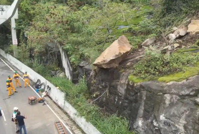 Deslizamento de pedra ocupa faixa no acesso ao Túnel Noel Rosa, em Vila Isabel 