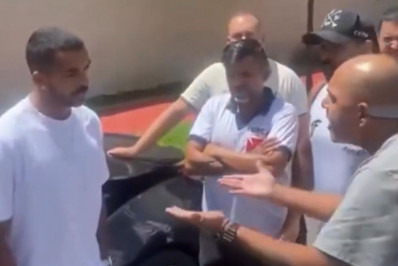 Organizada do Vasco 'enquadra' Paulo Henrique e critica postura com Neymar