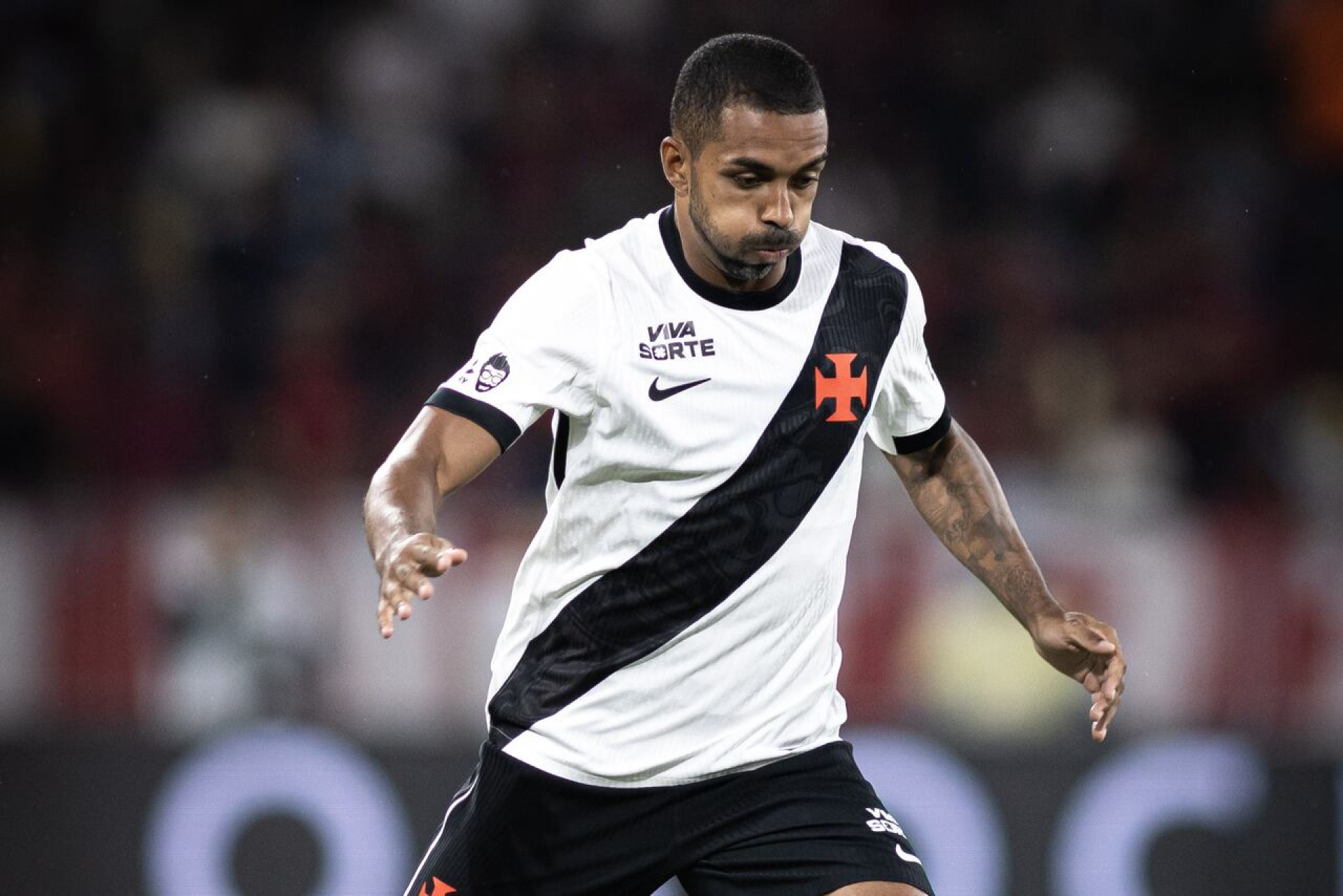 Torcedores de organizada do Vasco intimidam Paulo Henrique na rua