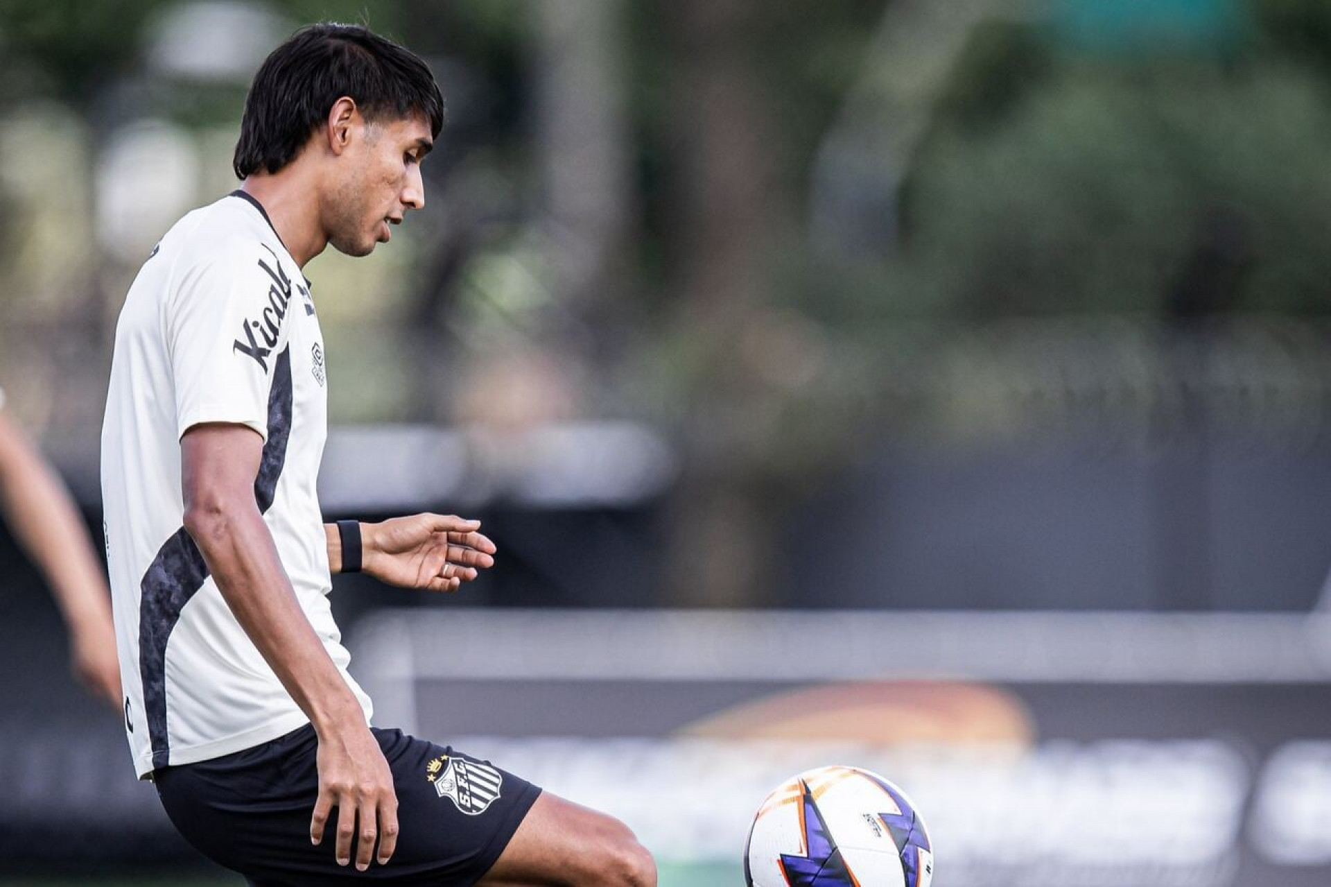 Santos corre contra o tempo por um zagueiro ainda nesta janela
