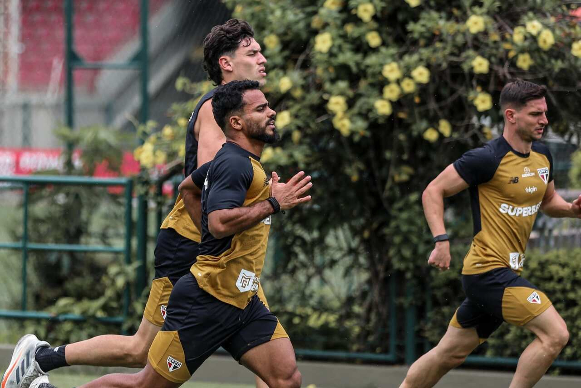 S&atilde;o Paulo leva todo o elenco para semifinal do Paulist&atilde;o