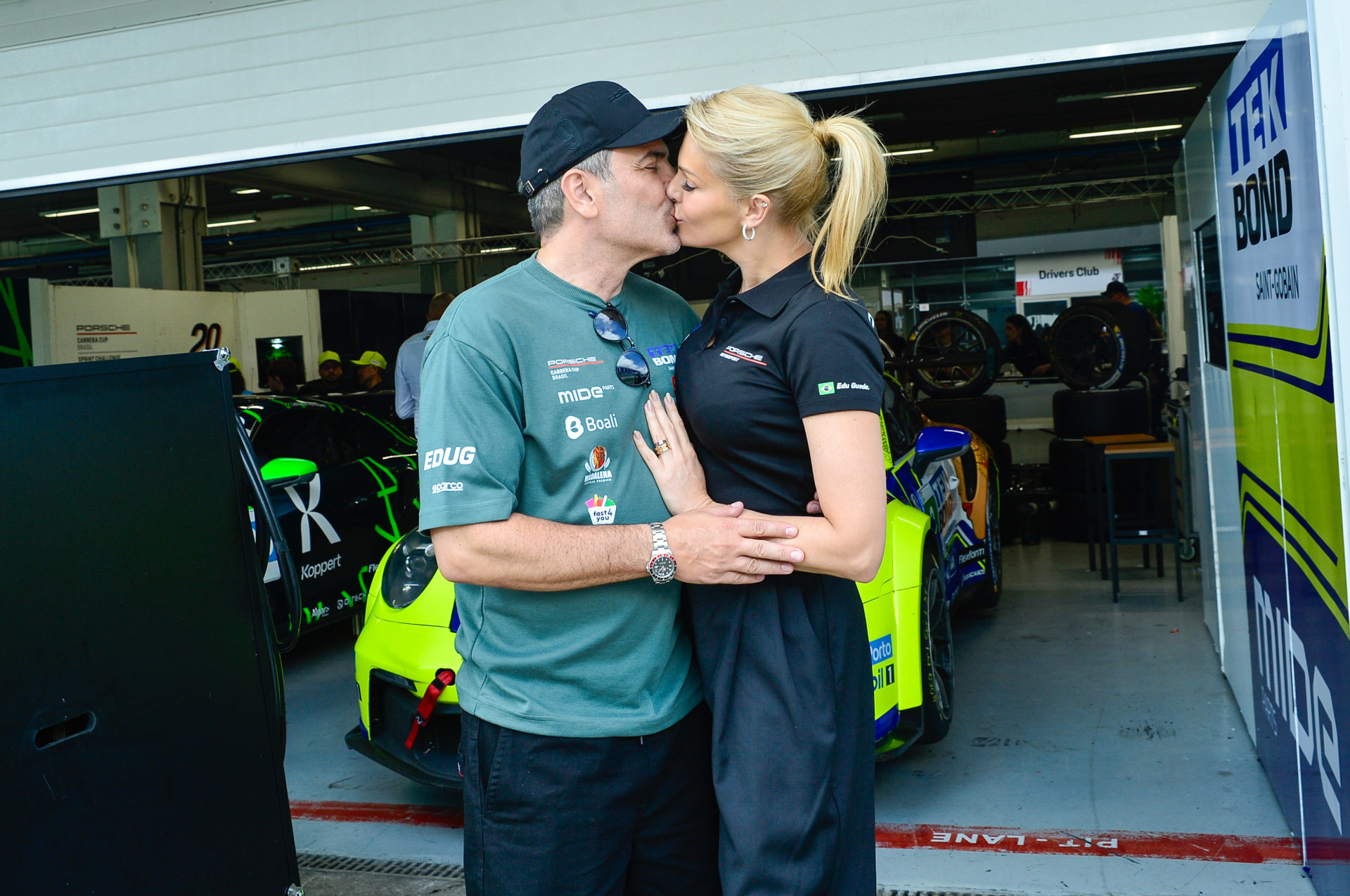 Ana Hickmann e Edu Guedes trocam beijos em Interlagos - Eduardo Martins / Brazil News