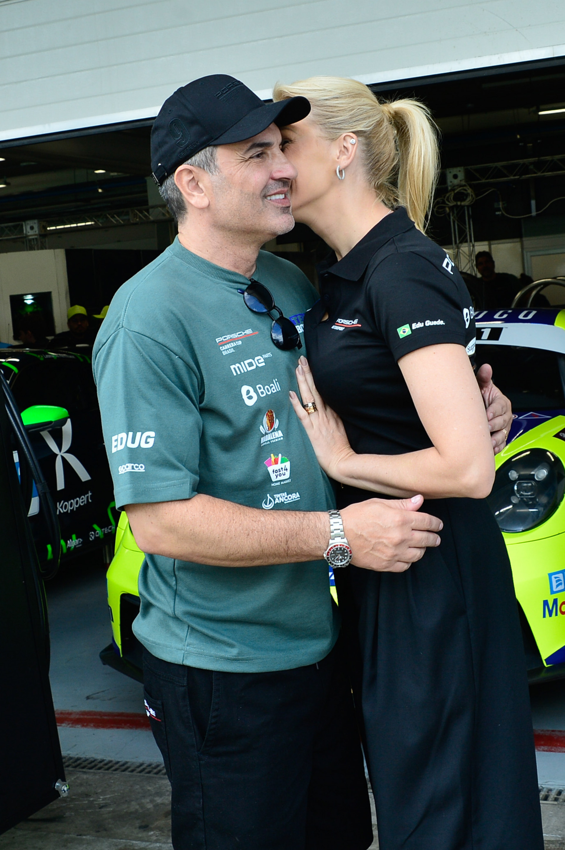 Ana Hickmann e Edu Guedes trocam beijos em Interlagos - Eduardo Martins / Brazil News