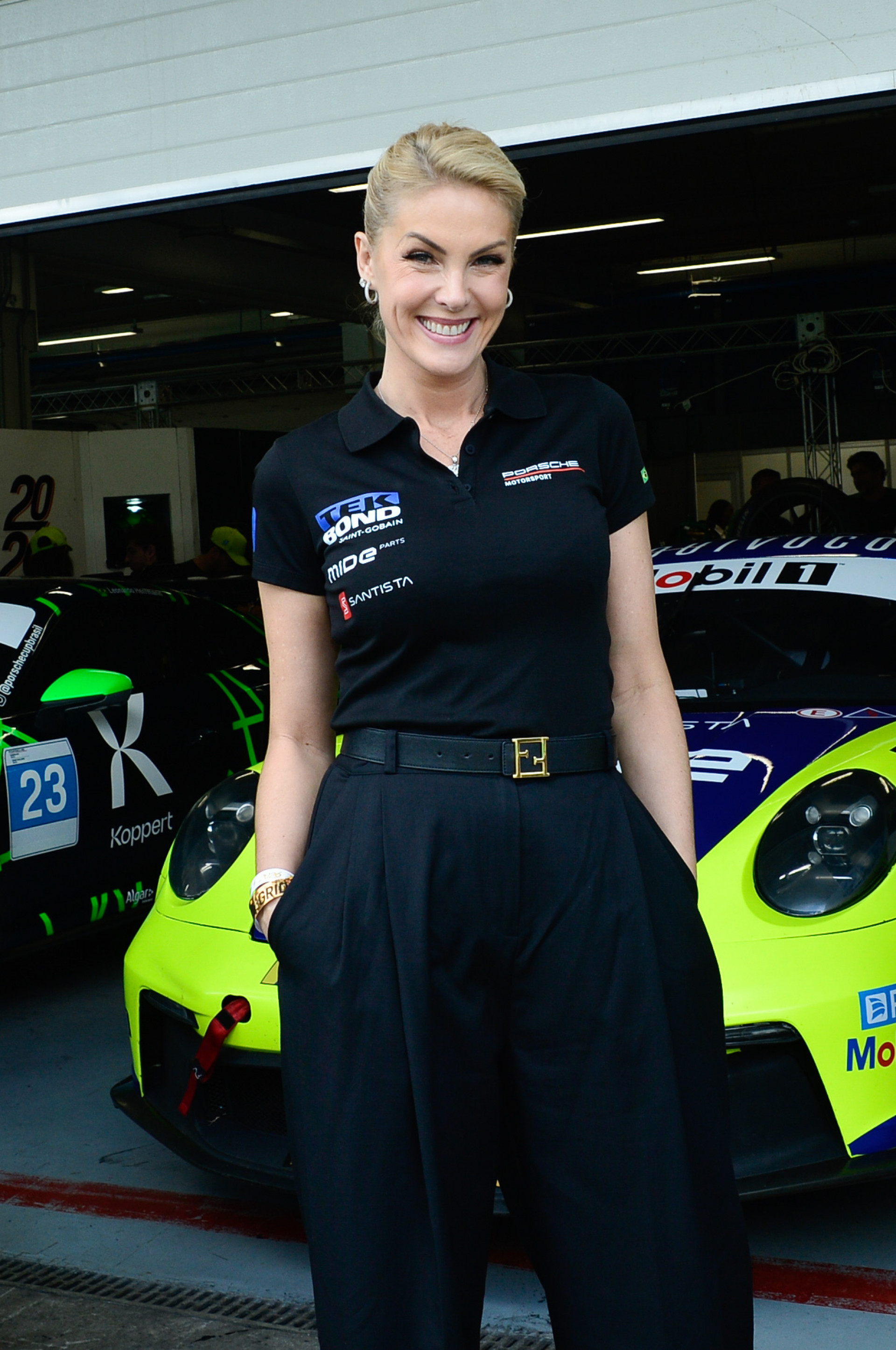 Ana Hickmann e Edu Guedes trocam beijos em Interlagos - Eduardo Martins / Brazil News