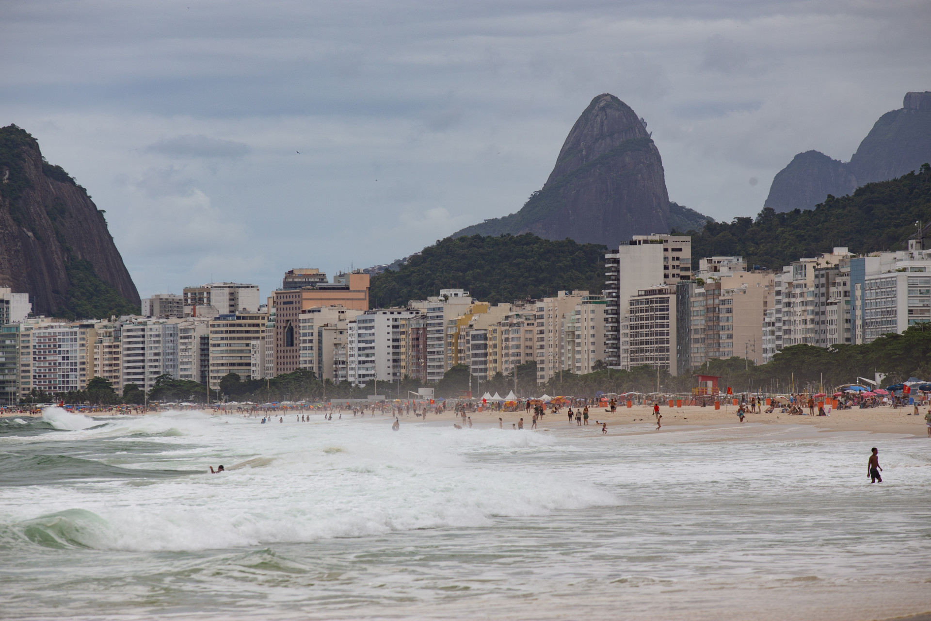 Mesmo com o mar agitado e bandeira de alto risco, banhistas mergulham na Praia do Leme, neste s&aacute;bado (28) - &Eacute;rica Martin/Ag&ecirc;ncia O Dia