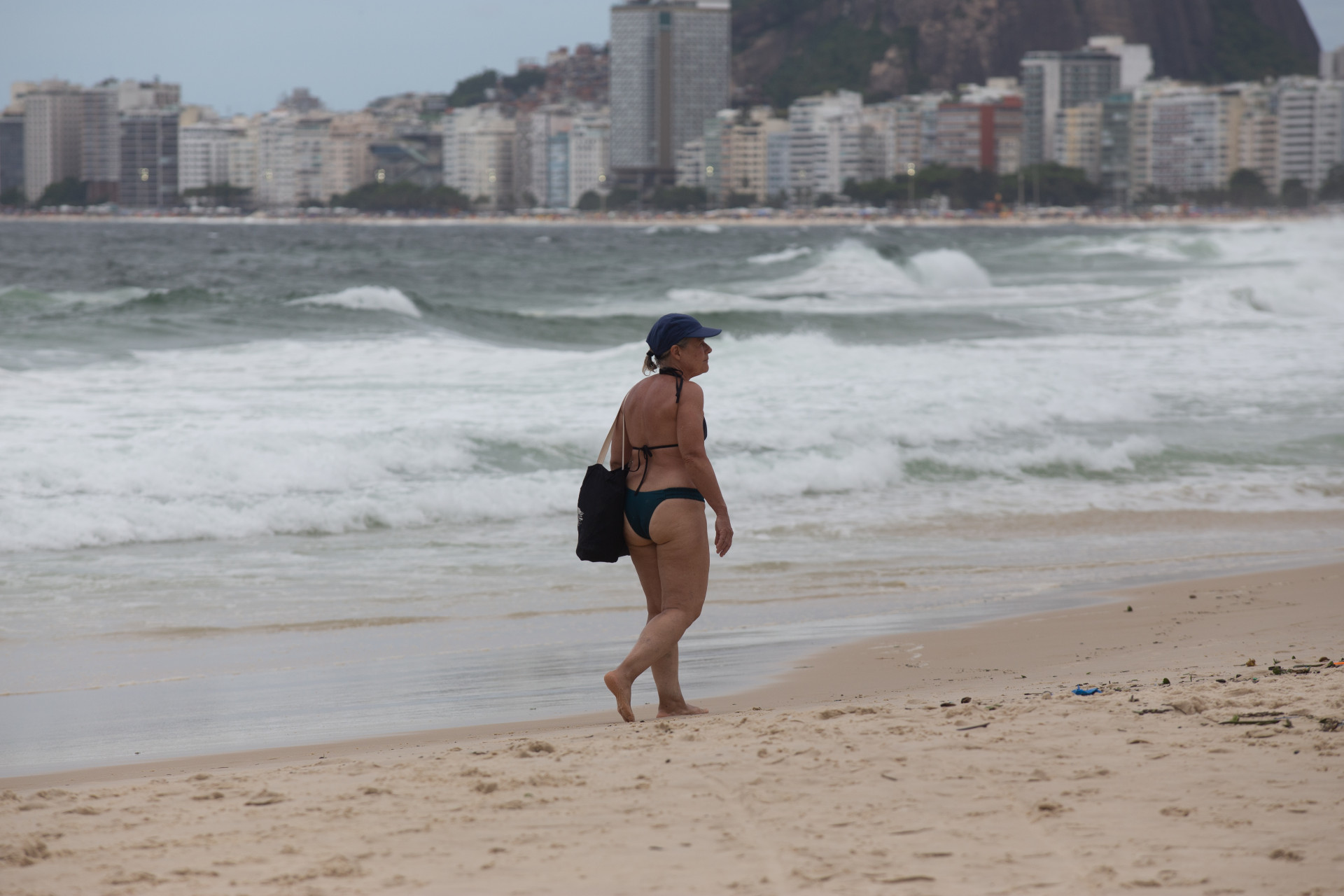 Movimenta&ccedil;&atilde;o na Praia do Leme, Zona Sul do Rio, neste s&aacute;bado (28)  - &Eacute;rica Martin/Ag&ecirc;ncia O Dia