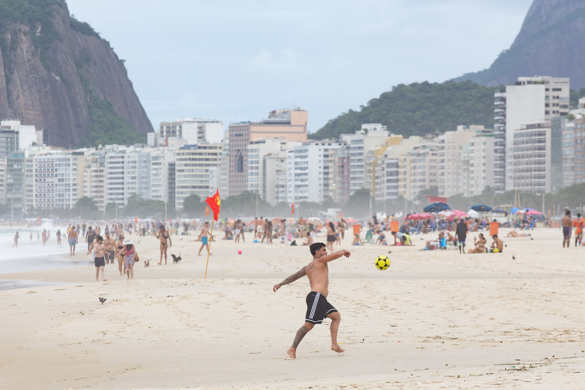Com c&eacute;u encoberto, moradores e turistas aproveitaram a orla da Praia do Leme para se exercitar - &Eacute;rica Martin/Ag&ecirc;ncia O Dia