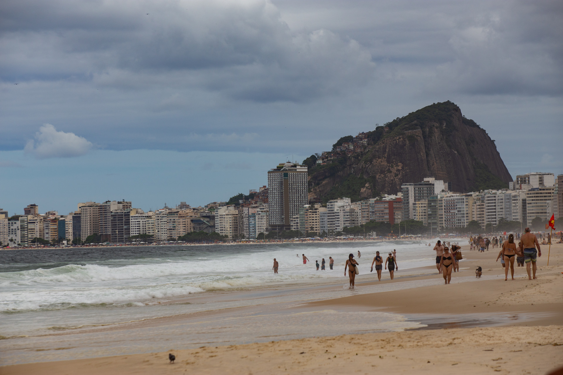 Mesmo com o mar agitado e bandeira de alto risco, banhistas mergulham na Praia do Leme, neste s&aacute;bado (28) - &Eacute;rica Martin/Ag&ecirc;ncia O Dia