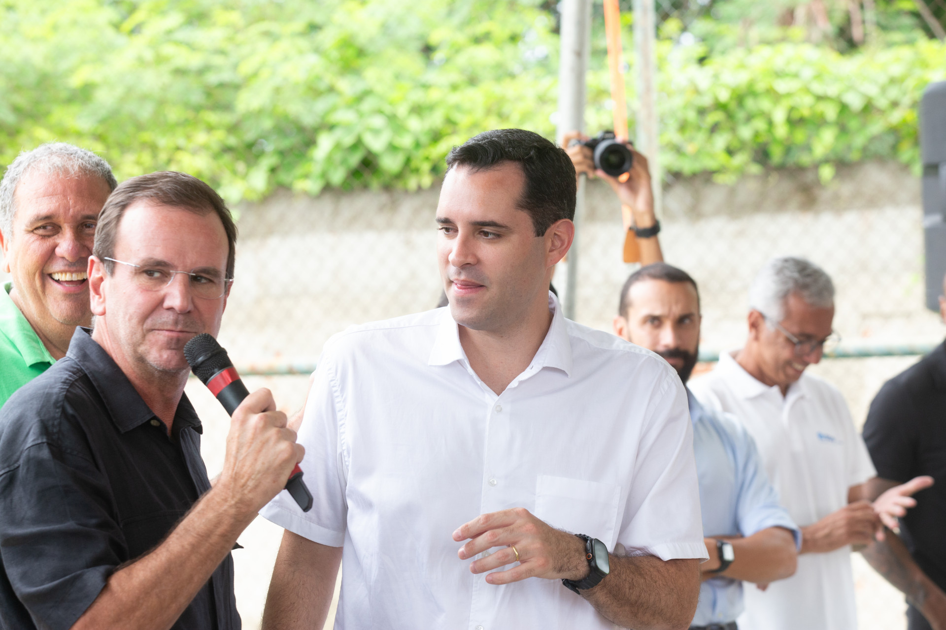 Eduardo Paes e o vice-prefeito Eduardo Cavaliere d&atilde;o pontap&eacute; inicial &agrave;s obras de drenagem nos condom&iacute;nios Villagio Campinho - &Eacute;rica Martin/Ag&ecirc;ncia O Dia