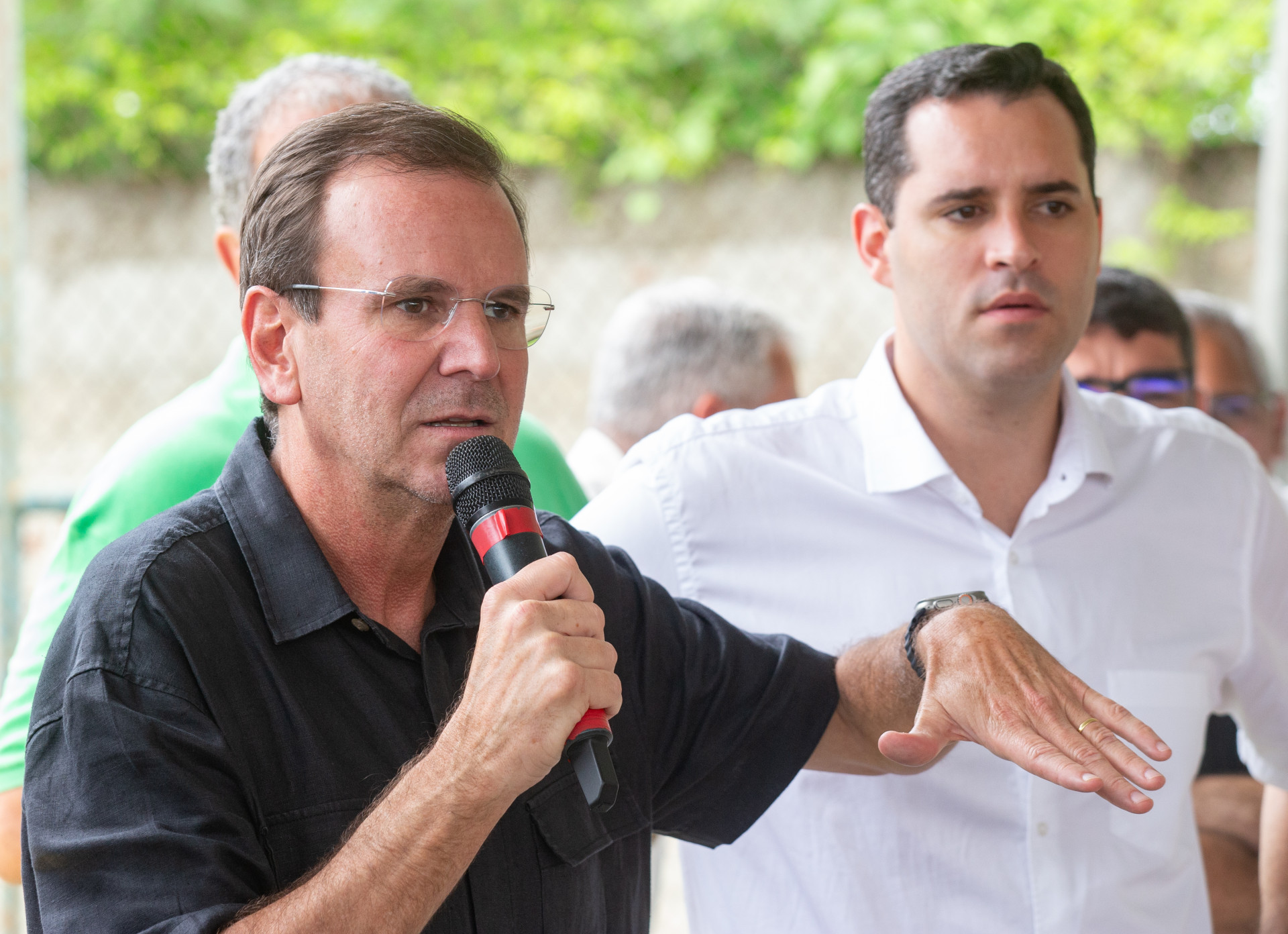 Eduardo Paes e o vice-prefeito Eduardo Cavaliere d&atilde;o pontap&eacute; inicial &agrave;s obras de drenagem nos condom&iacute;nios Villagio Campinho - &Eacute;rica Martin/Ag&ecirc;ncia O Dia
