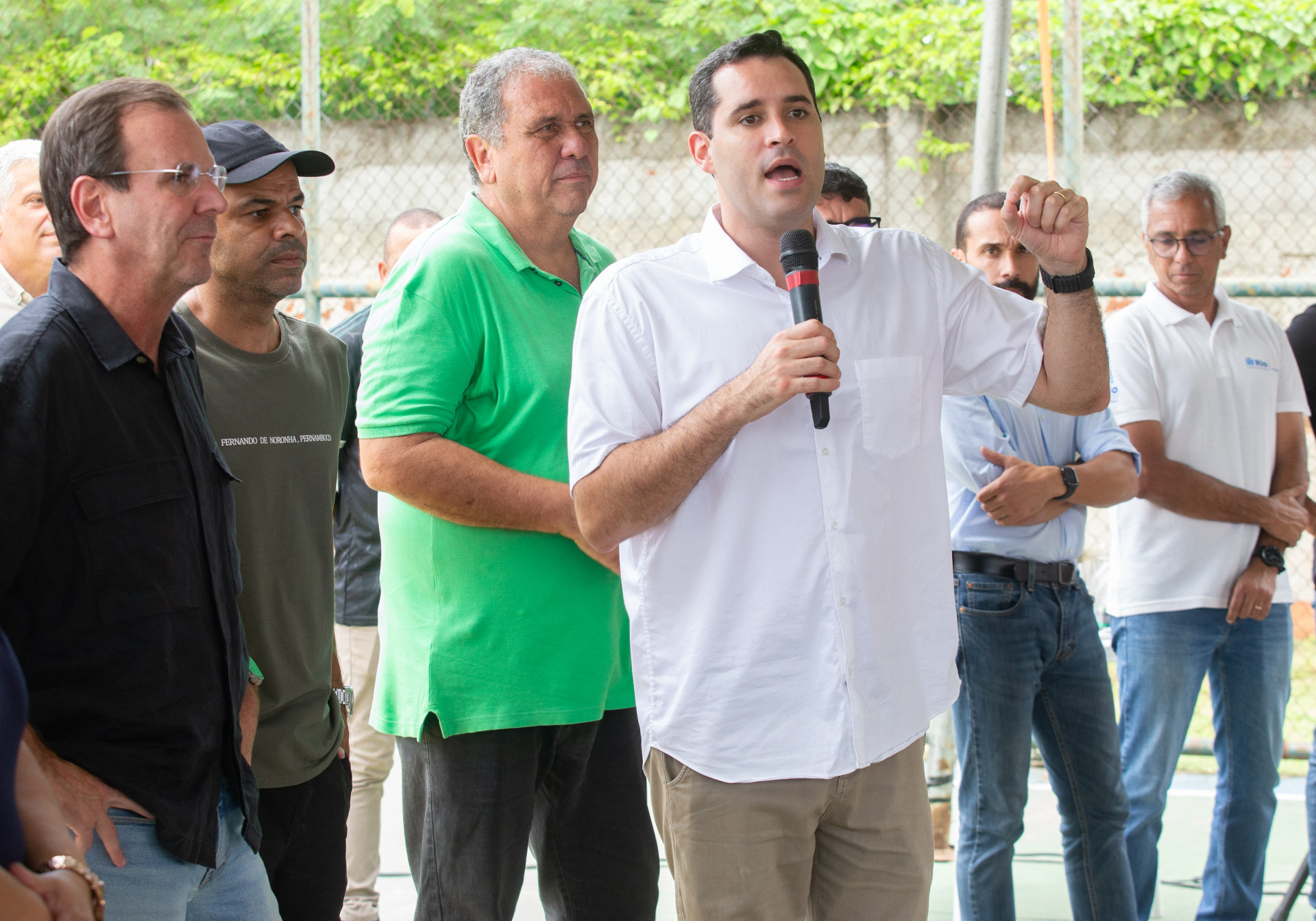 O prefeito Eduardo Paes acompanhou o início das obras de drenagem nos condomínios Villagio campinho em campo Grande Zona Oeste do Rio de Janeiro na tarde deste sábado (28) a intervenção  irá ampliar reservatórios de água pluviais e melhorar o sistema de esgoto da região..  - Erica Martin/Agencia O Dia