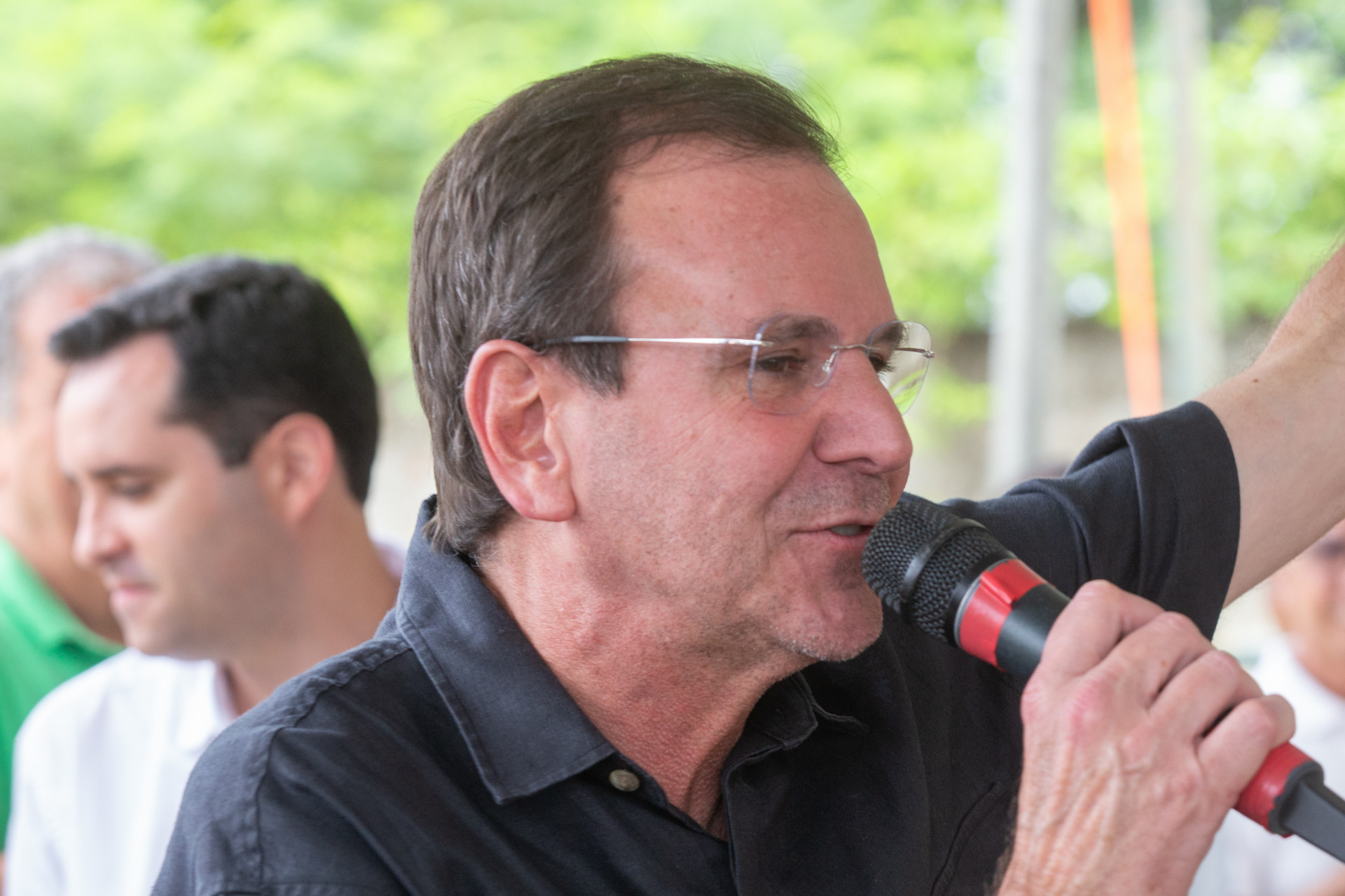 O prefeito Eduardo Paes acompanhou o início das obras de drenagem nos condomínios Villagio campinho em campo Grande Zona Oeste do Rio de Janeiro na tarde deste sábado (28) a intervenção  irá ampliar reservatórios de água pluviais e melhorar o sistema de esgoto da região..  - Erica Martin/Agencia O Dia