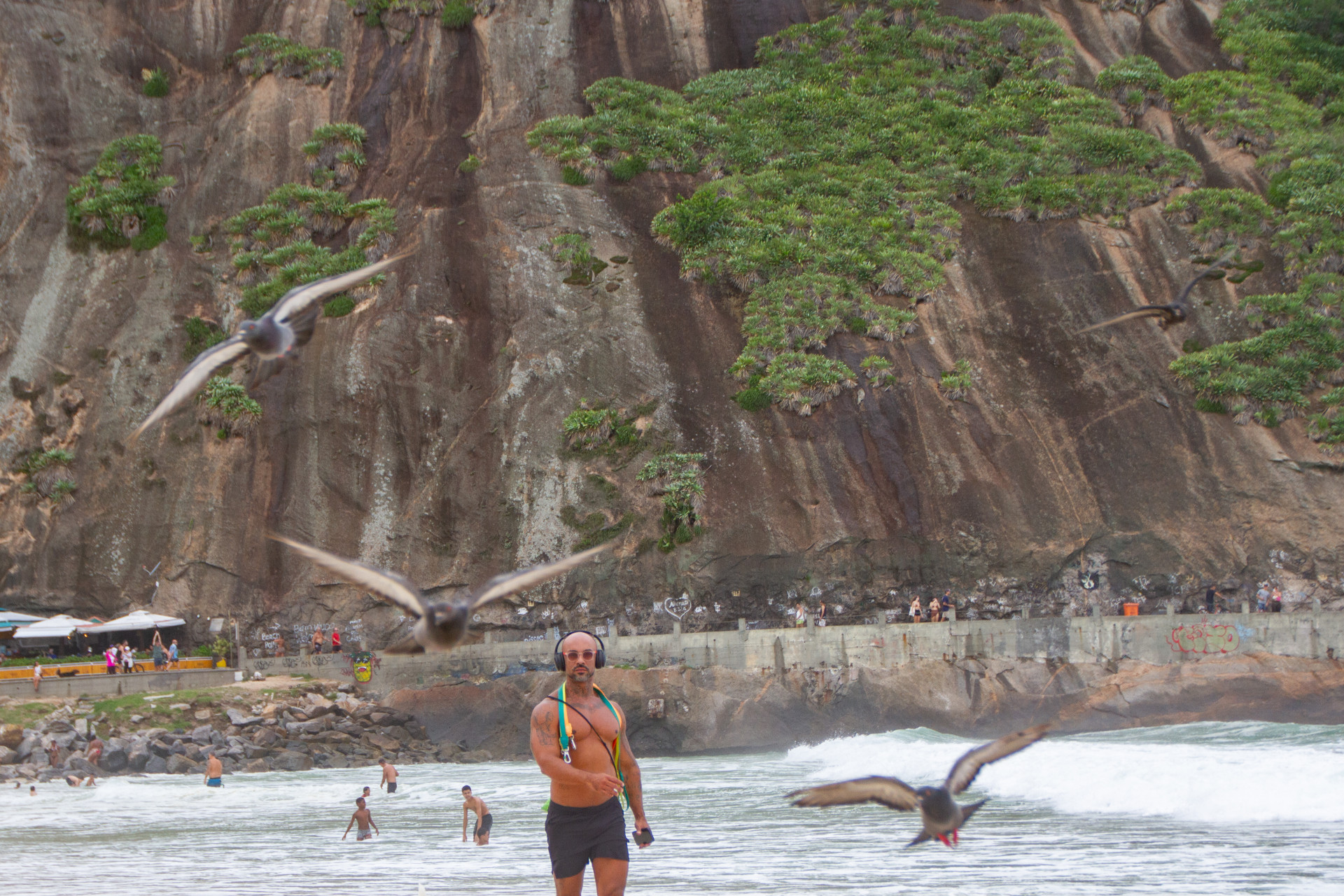 Mesmo com o mar agitado e bandeira de alto risco, banhistas mergulham na Praia do Leme, neste s&aacute;bado (28) - &Eacute;rica Martin/Ag&ecirc;ncia O Dia