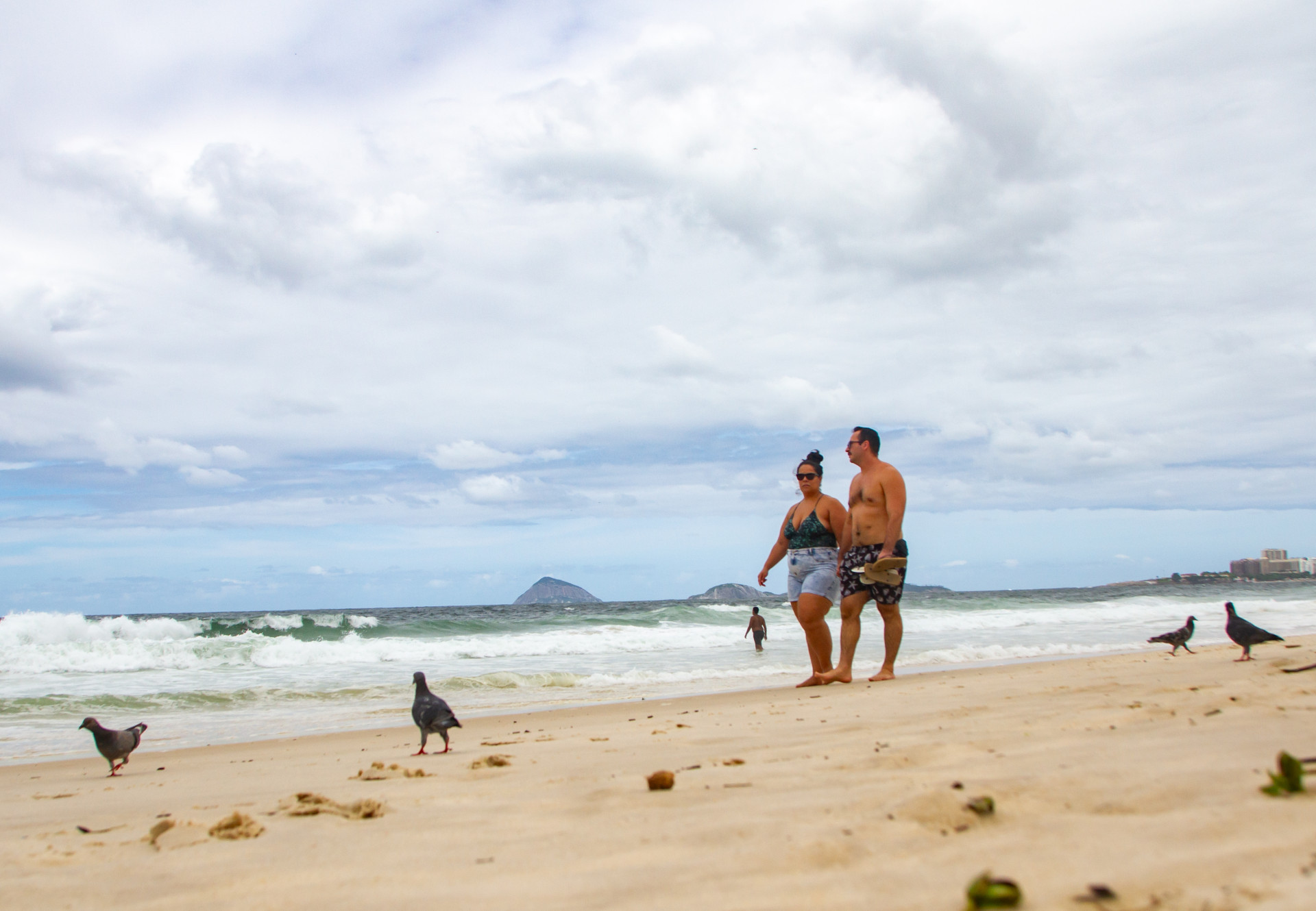 Com c&eacute;u encoberto, moradores e turistas aproveitaram a orla da Praia do Leme para se exercitar - &Eacute;rica Martin/Ag&ecirc;ncia O Dia