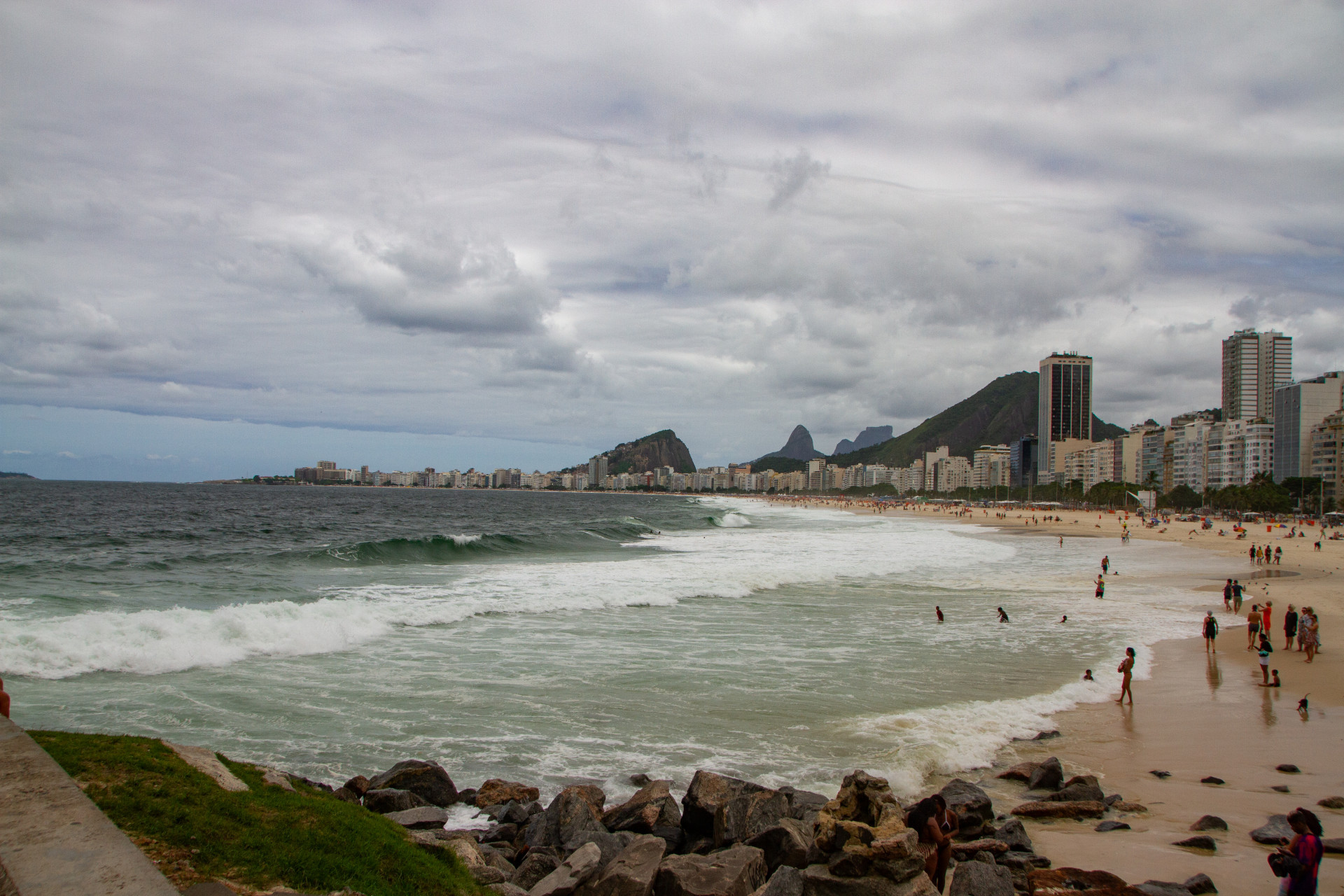 Mesmo com o mar agitado e bandeira de alto risco, banhistas mergulham na Praia do Leme, neste s&aacute;bado (28) - &Eacute;rica Martin/Ag&ecirc;ncia O Dia