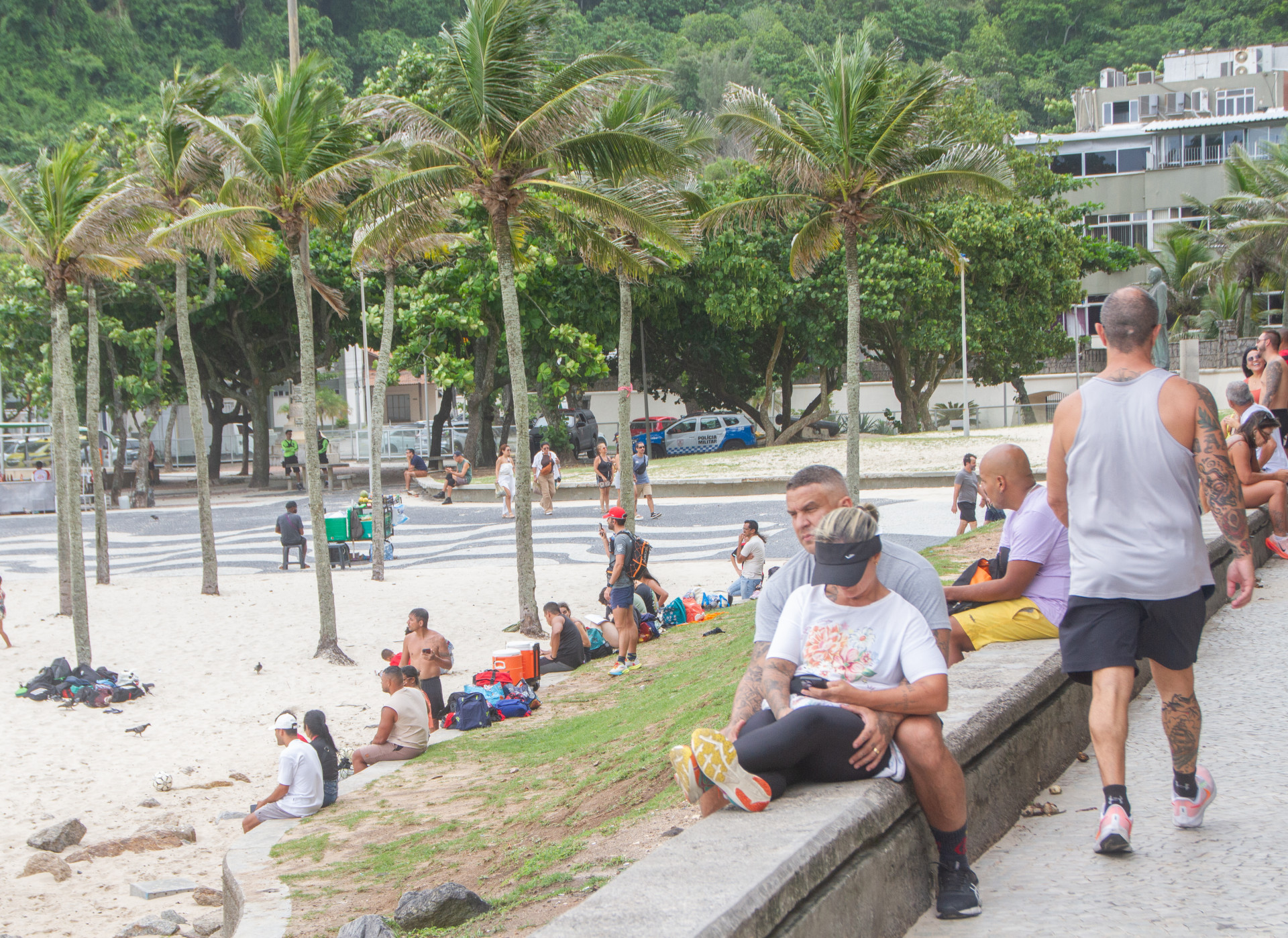 Com c&eacute;u encoberto, moradores e turistas aproveitaram a orla da Praia do Leme para se exercitar - &Eacute;rica Martin/Ag&ecirc;ncia O Dia