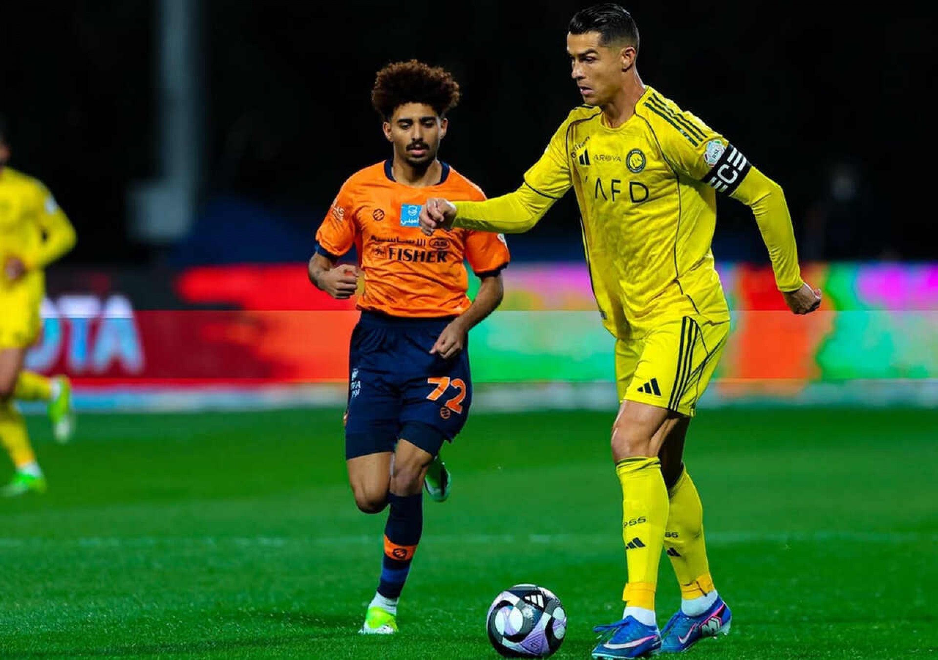 CR7 perde p&ecirc;naltli, mas Al-Nassr vira pra cima do Al Fayha e segue l&iacute;der