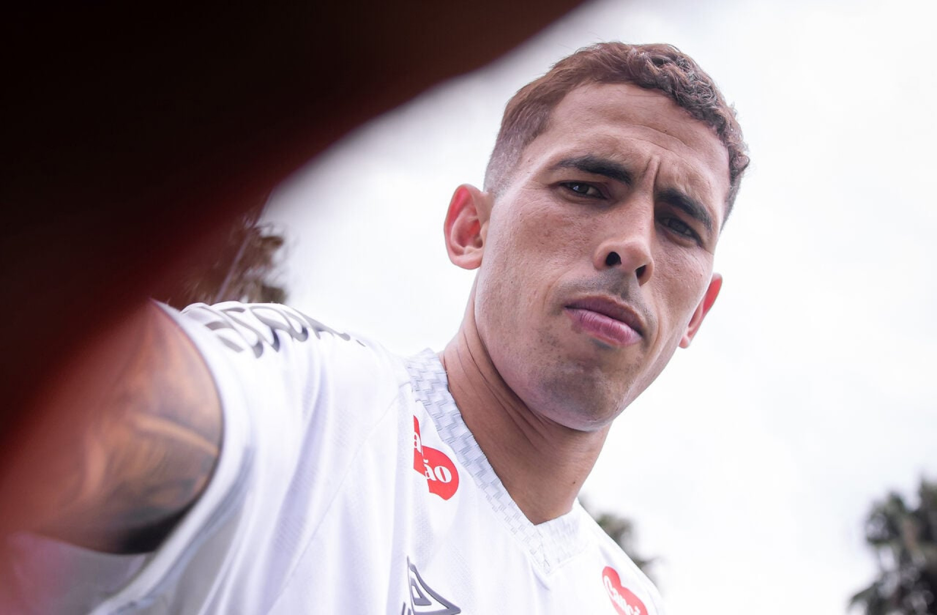 Santos anuncia a contrata&ccedil;&atilde;o do volante Christian Oliva