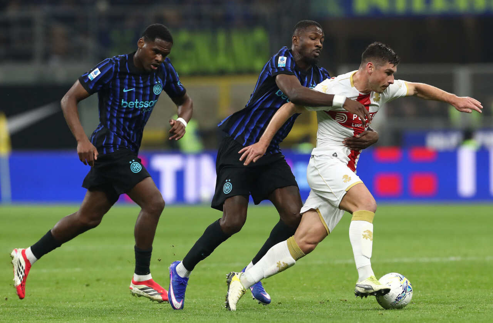 Inter de Mil&atilde;o passa pelo Genoa e segue disparada na lideran&ccedil;a do Italiano