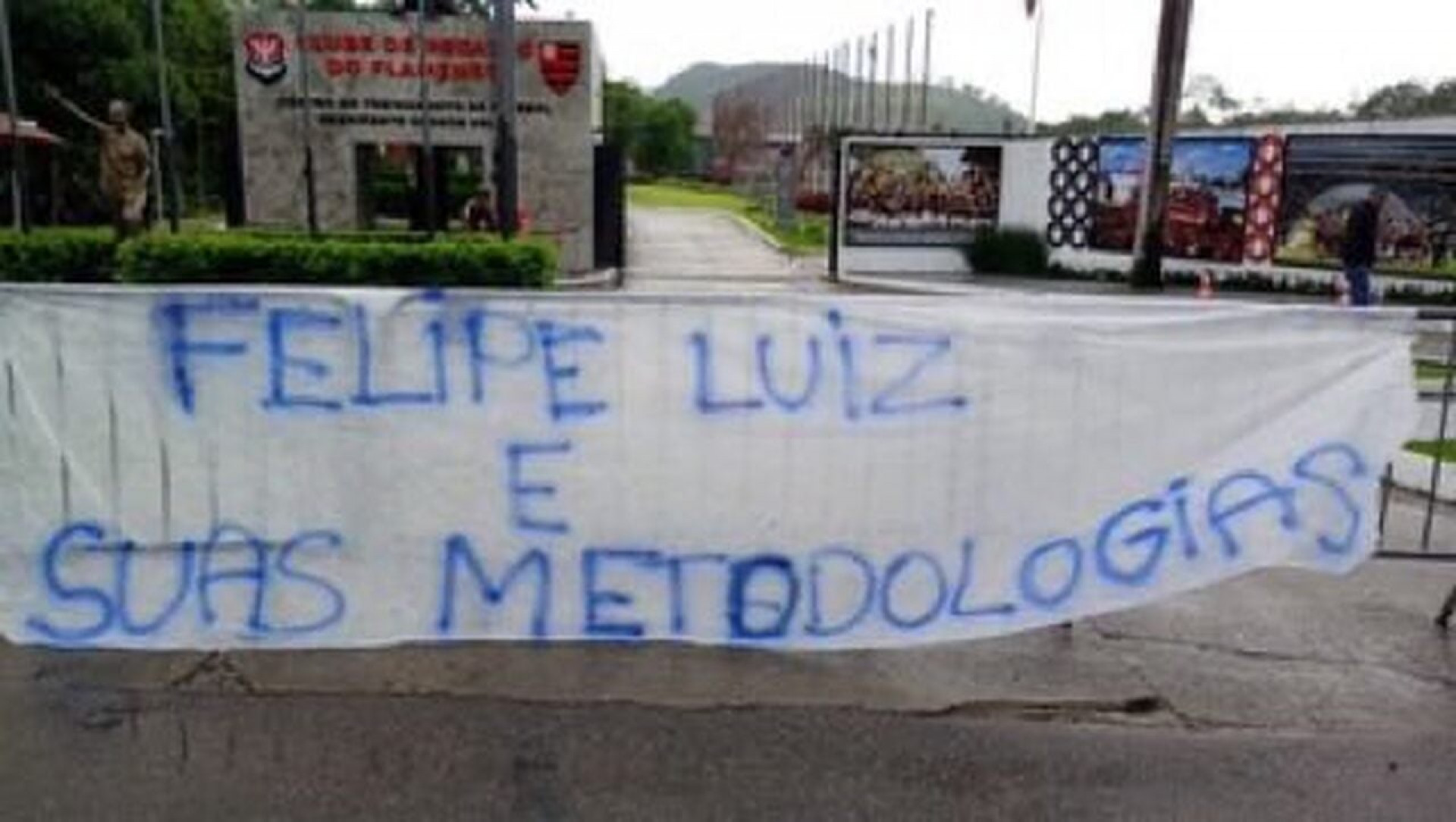 Torcida do Flamengo protesta na reapresenta&ccedil;&atilde;o dos atletas no Ninho do Urubu