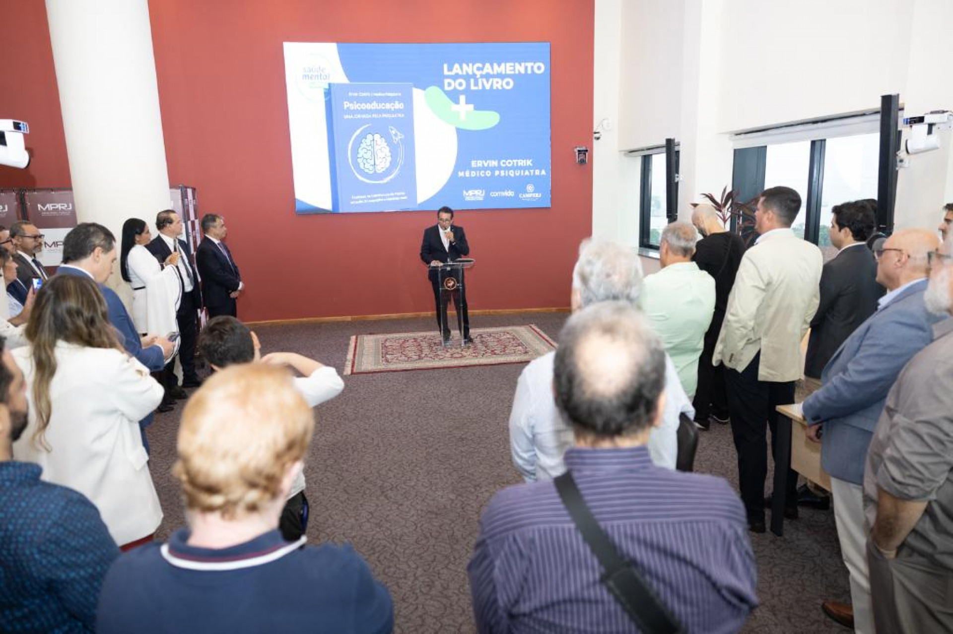 Psiquiatra Dr. Ervin Cotrik lança livro sobre a importância da informação no cuidado com a saúde mental - Divulgação
