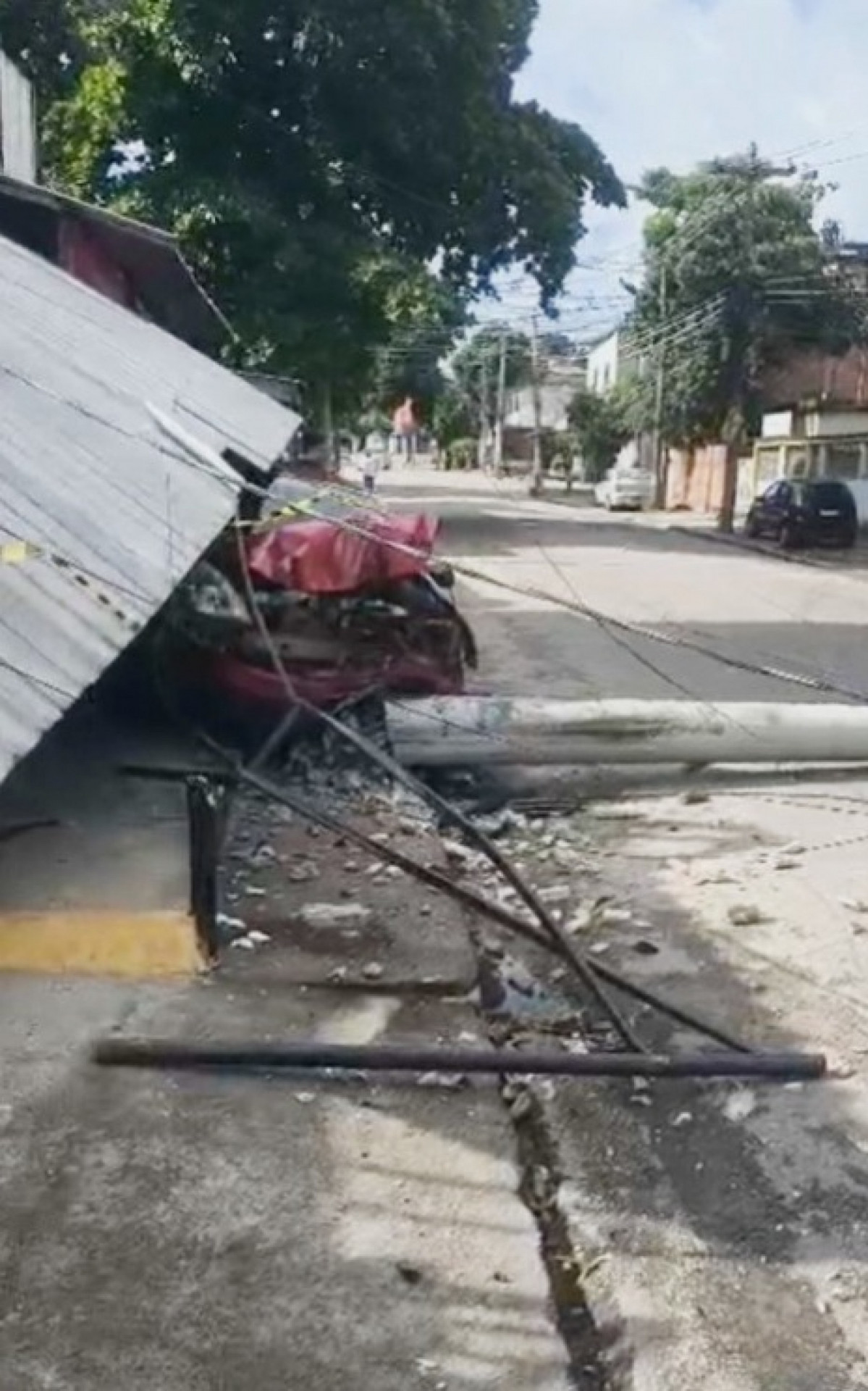 Rua Alcoba&ccedil;a, na altura da rua Edgard Barbosa, est&aacute; interditada por conta do acidente - Reprodu&ccedil;&atilde;o / Centro de Opera&ccedil;&otilde;es Rio (COR)