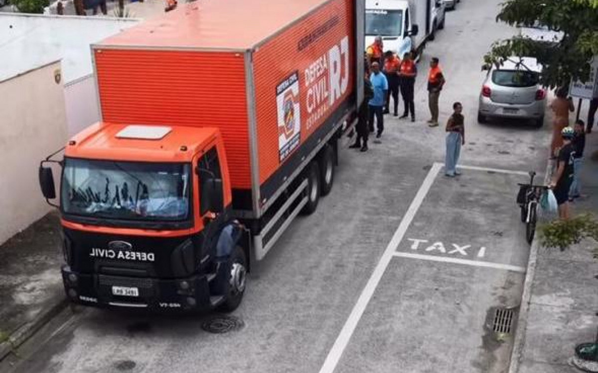 Equipes atuam na entrega de donativos e na desobstrução de canais para reduzir riscos à população