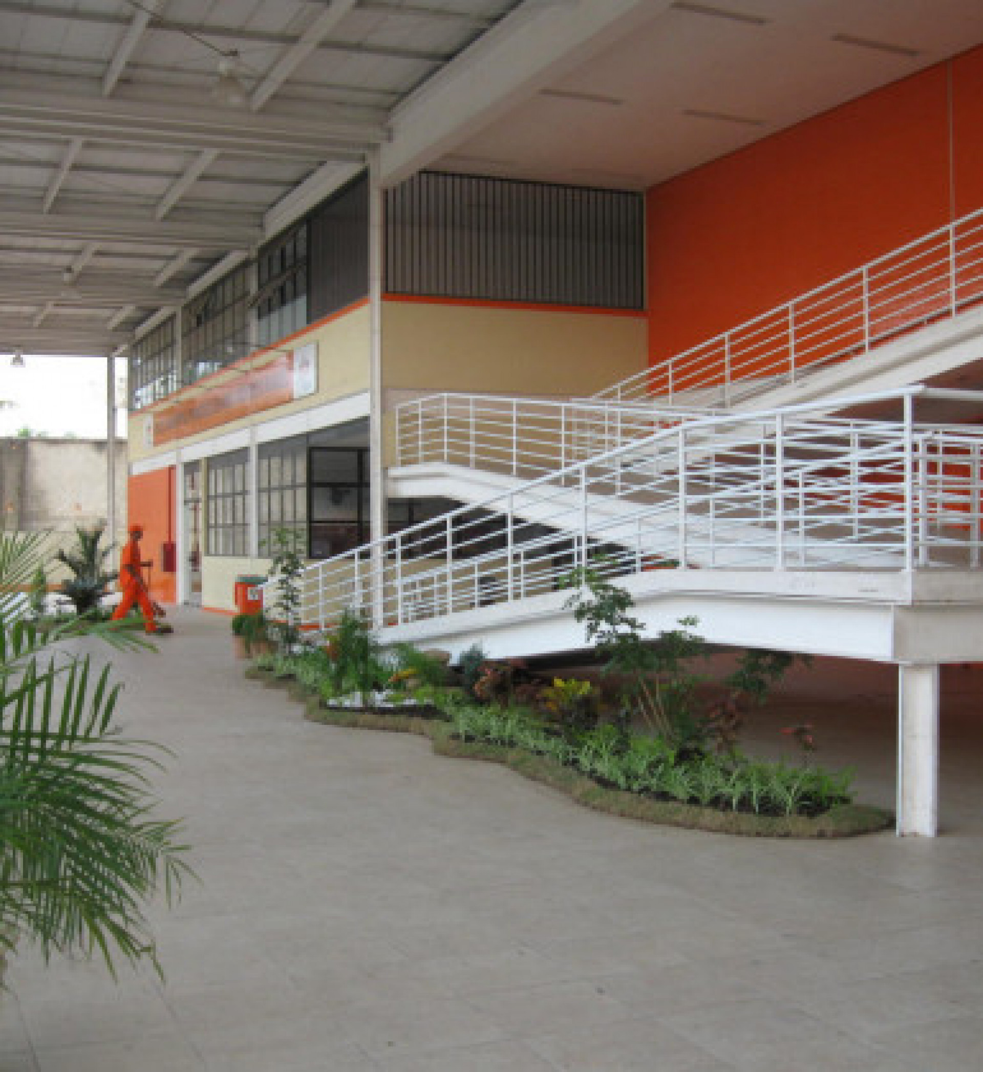 Unidades escolares recebem serviços de limpeza e reorganização antes da retomada das atividades