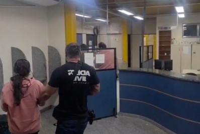 Falsa cigana é presa após fingir incorporação e roubar R$ 400 mil de mãe e filha no RJ