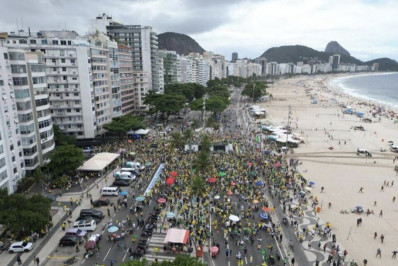 Ato contra Lula e STF reúne manifestantes em Copacabana 