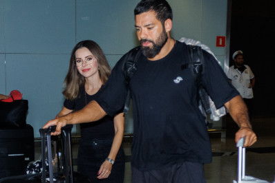 Sandy troca beijo com Pedro Andrade ao desembarcar em aeroporto 