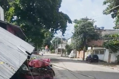 Carro atinge poste em Anchieta, na Zona Norte