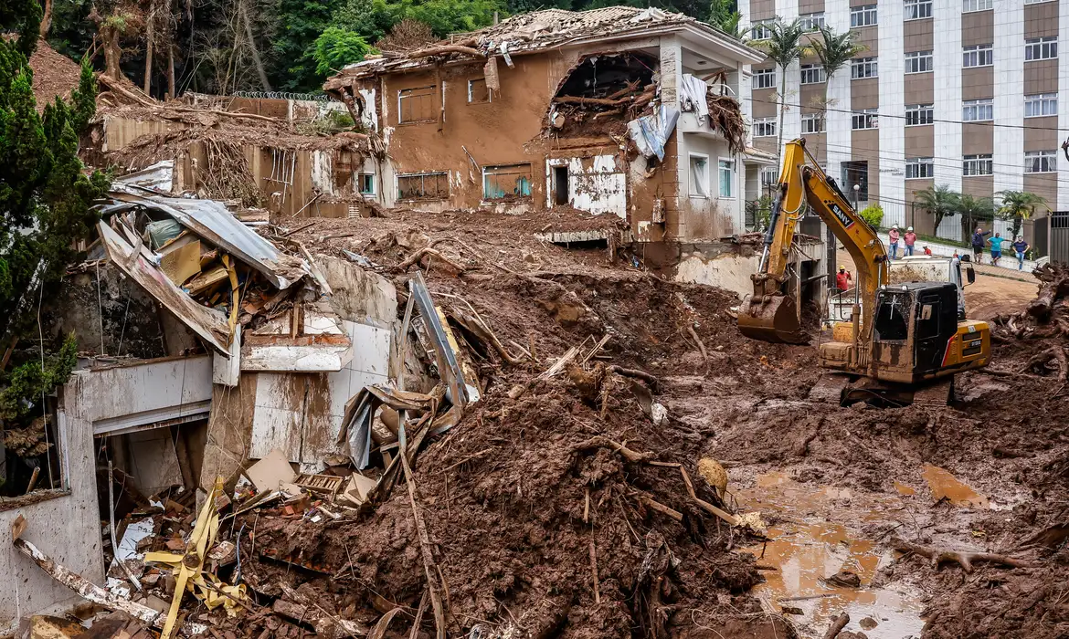 Sobe para 72 o número de mortos nas chuvas em Minas Gerais