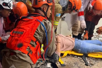 Imagens mostram mulher sendo retirada de escombros após 4 horas em restaurante de Cabo Frio