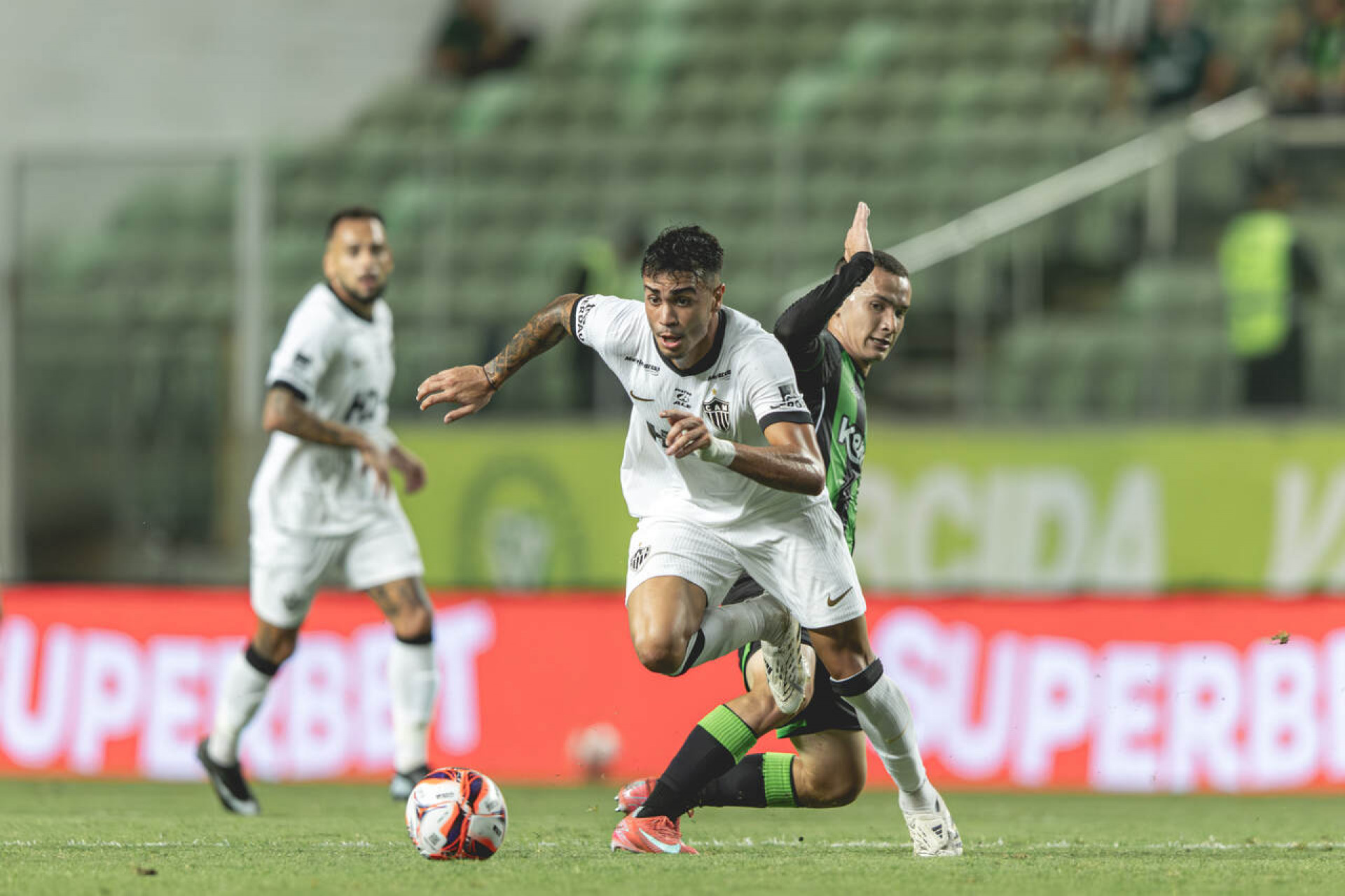 Nos p&ecirc;naltis, Atl&eacute;tico vence Am&eacute;rica e vai  &agrave; final do Mineiro com o Cruzeiro