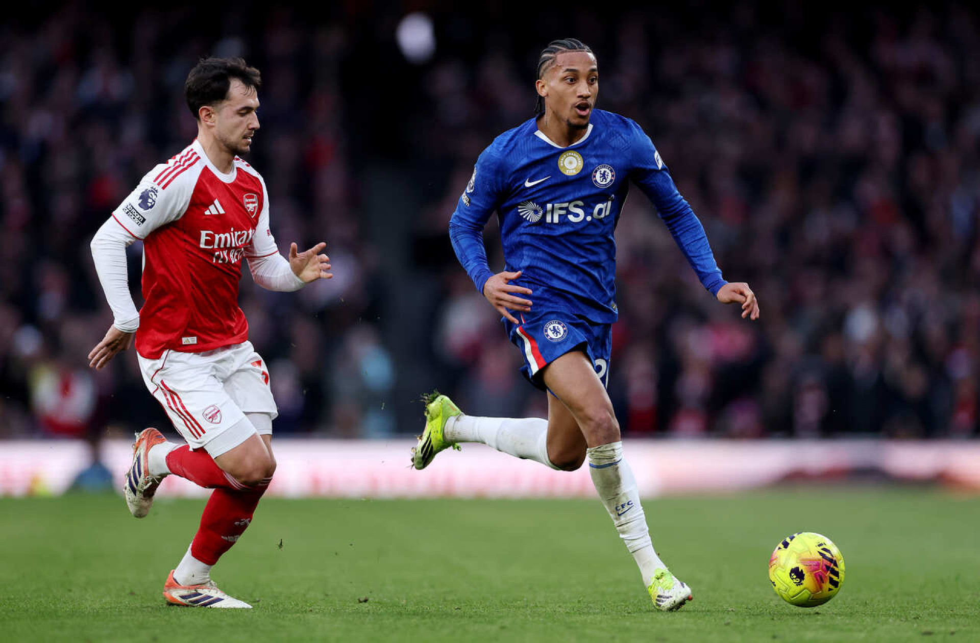 L&iacute;der Arsenal vence Chelsea e mant&eacute;m diferen&ccedil;a para o City no Ingl&ecirc;s