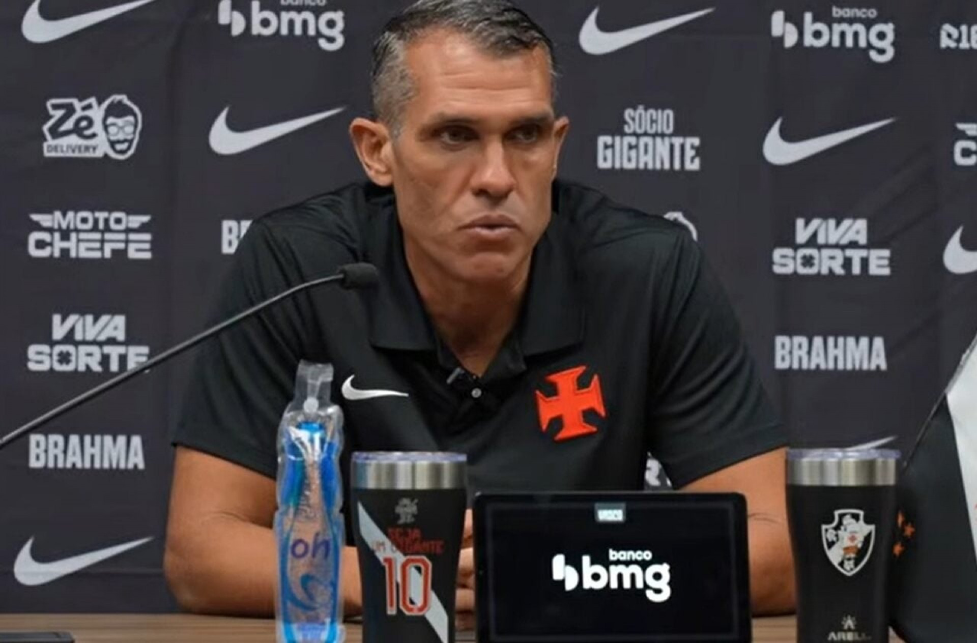 Interino aponta estrat&eacute;gia do Vasco e defende Brenner ap&oacute;s elimina&ccedil;&atilde;o