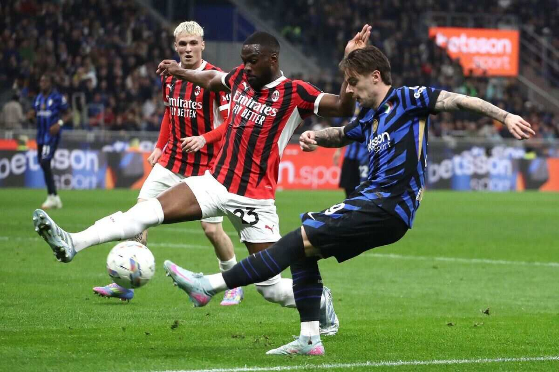 Atacante do Milan projeta cl&aacute;ssico decisivo com a Inter: “Vida ou morte”