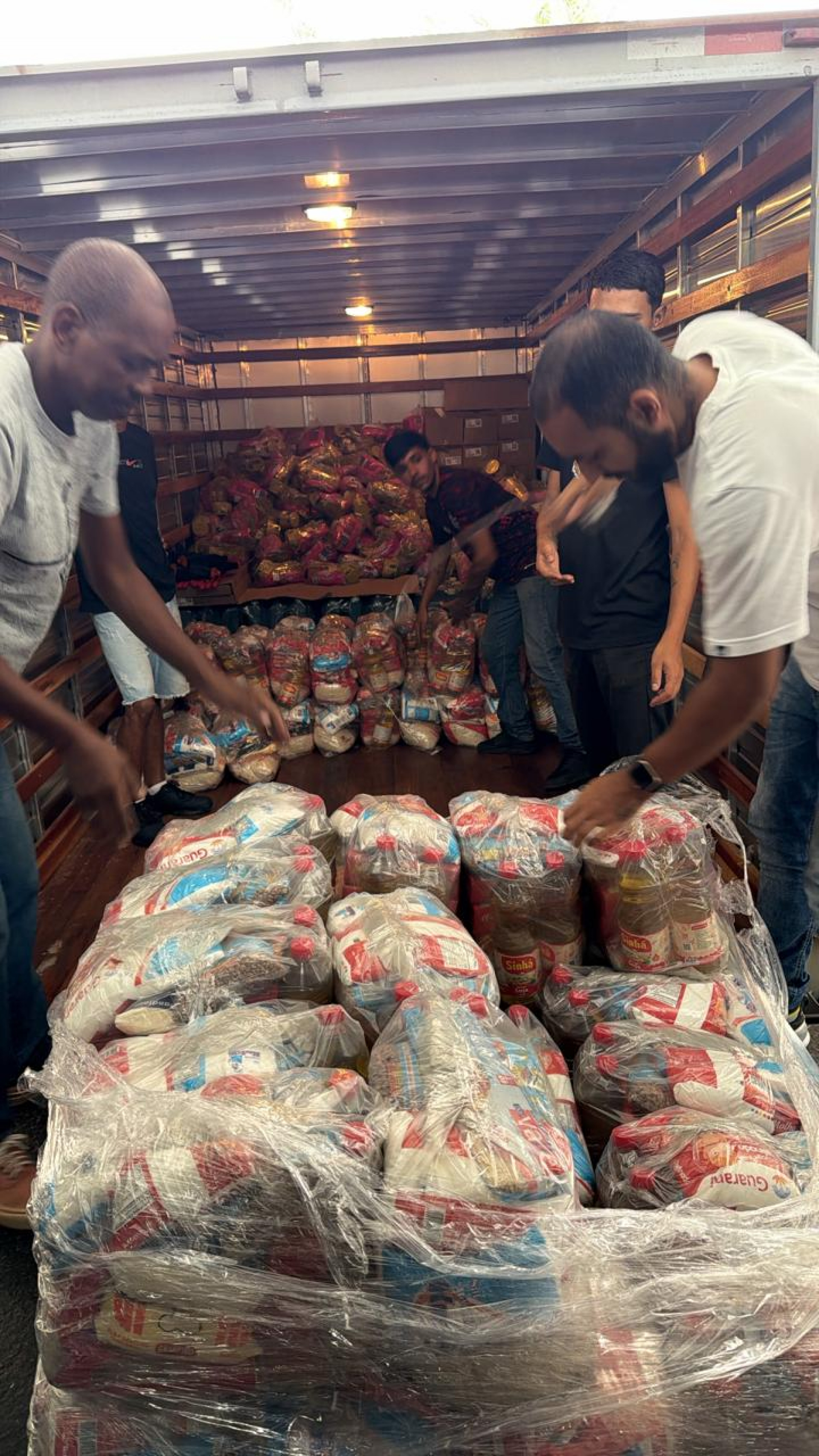 Oito municípios do Rio afetados pela chuva receberam ajuda humanitária no sábado (28)