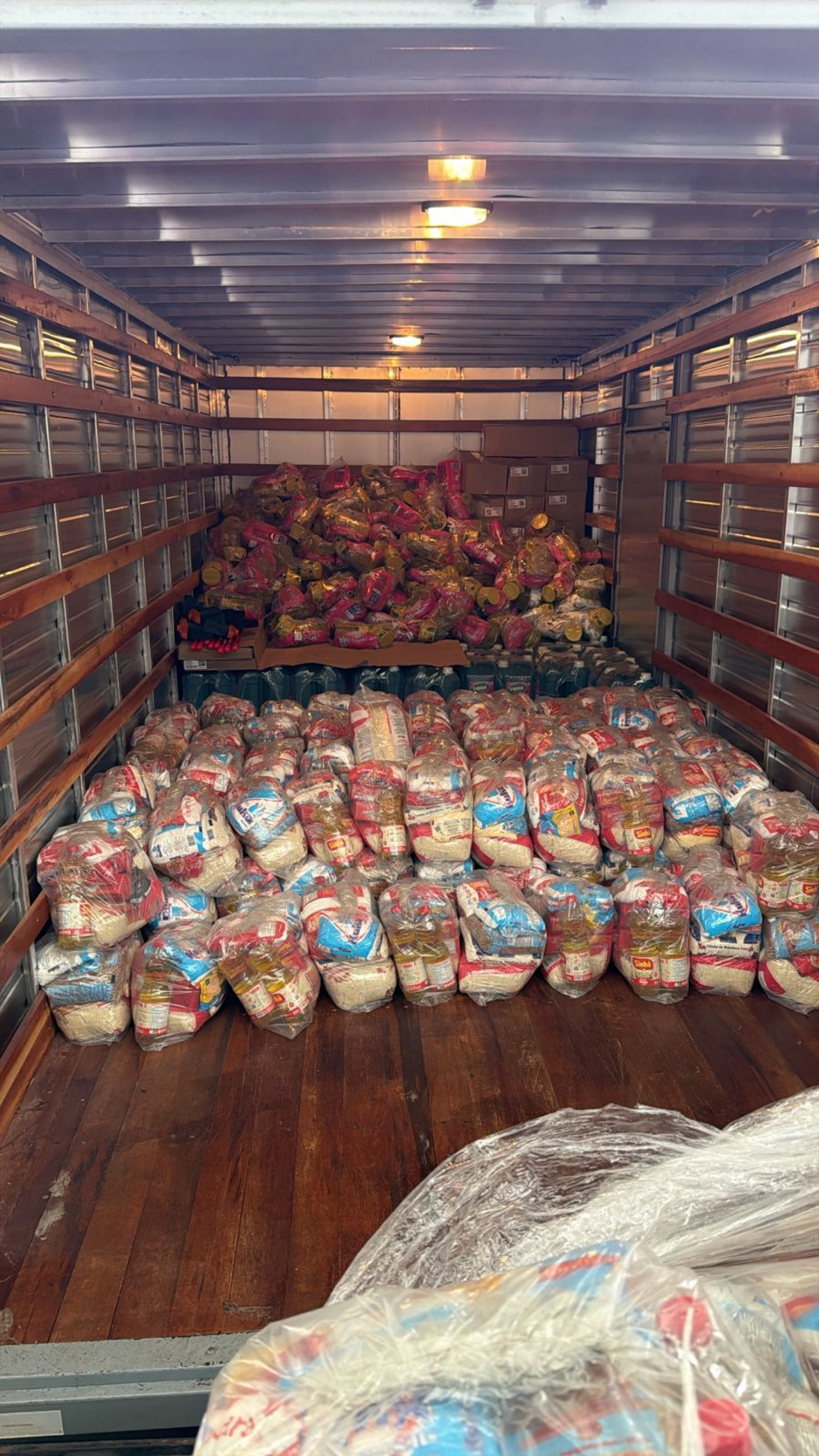 Oito municípios do Rio afetados pela chuva receberam ajuda humanitária no sábado (28)